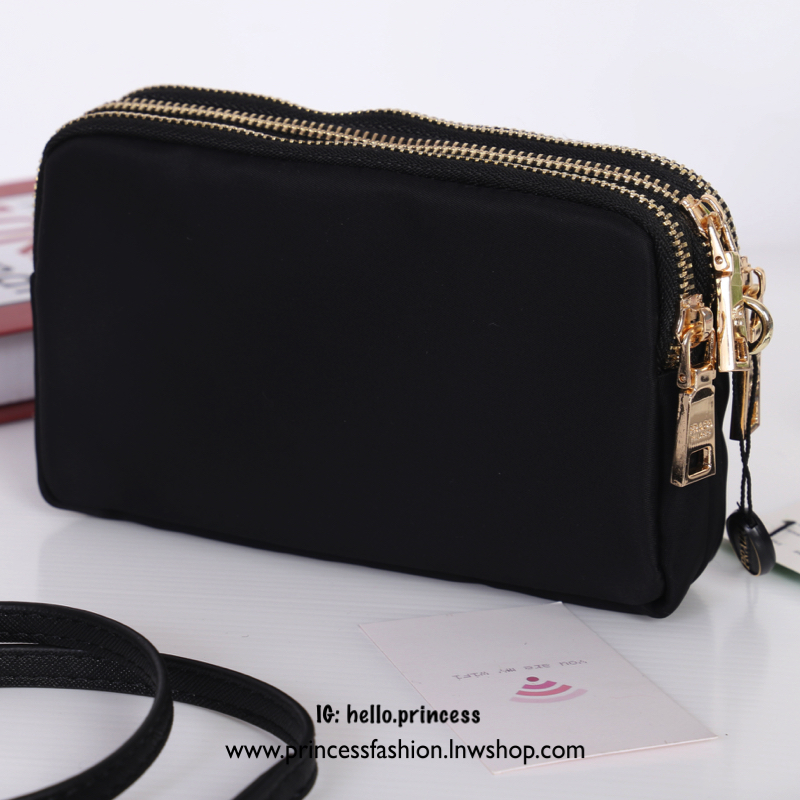Prada 3 zipper mini crossbody nylon bag สินค้า Premium gift จากเค้าเตอร์แบรนด์ต่างประเทศ แท้💯 วัสดุผ้า nylon เนื้อหนาคุณภาพดี อะไหล่ทอง สวยหรู ดูแพง รุ่นนี้มี 3 ช่องซิปแบ่งเป็นสัดส่วน สามารถใส่ Iphone 8+ หรือรุ่นเทียบเท่าได้แบบสบายๆ ซับในพิมพ์ลายแ