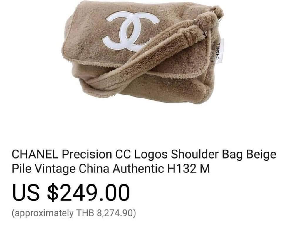 Chanel Beaute Crossbody Bag กระเป๋าสะพาย VIP. GIFT ของแท้ จาก Chanel Cosmetic วัสดุขนวูฟสีดำหนานุ่ม ตัดโลโก้แบรนด์หนังแก้วสวยโดดเด่น น้ำหนักเบา เปิดปิดด้วยฝาปิดกระดุมแม่เหล็ก ใบใหญ่กำลังดี ใส่ iPad, กระเป๋าสตางค์ใบยาว, และของจุกจิกได้เยอะ มาพร้อมสายยาวเลื