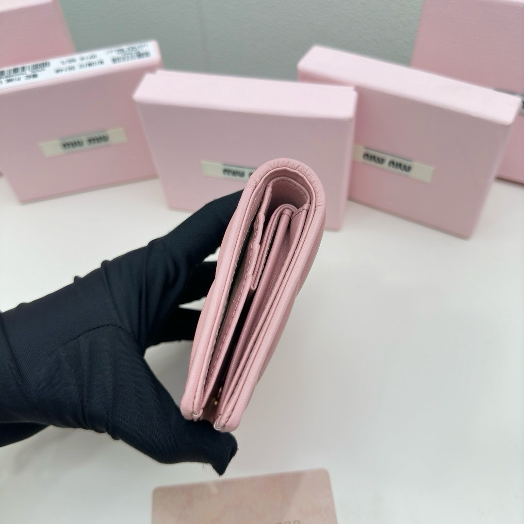 Miu Miu Small matelassé nappa leather wallet กระเป๋าสตางค์หนังแนปป้า ตกแต่งโลโก้หรูหราเป็นเอกลักษณ์