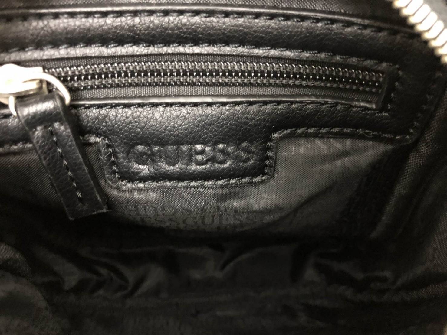 New GUESS SHOULDERBAG HM 6122 พร้อมส่งกระเป๋าสะพาย รุ่นนี้ใช้ได้ทั้งชาย/หญิง วัสดุไนล่อนอย่างดี คุณภาพสูง ด้านหน้าติดอะไหล่และโลโก้แบรนด์ มีช่องซิปใส่ของจุกจิก เปิดปิดกระเป๋าช่องหลักแบบซิป ด้านในโล่ง ลึก ใส่มือถือ กระเป๋าสตางค์ใบสั้นหรือสัมภาระอื่นๆได้พอป