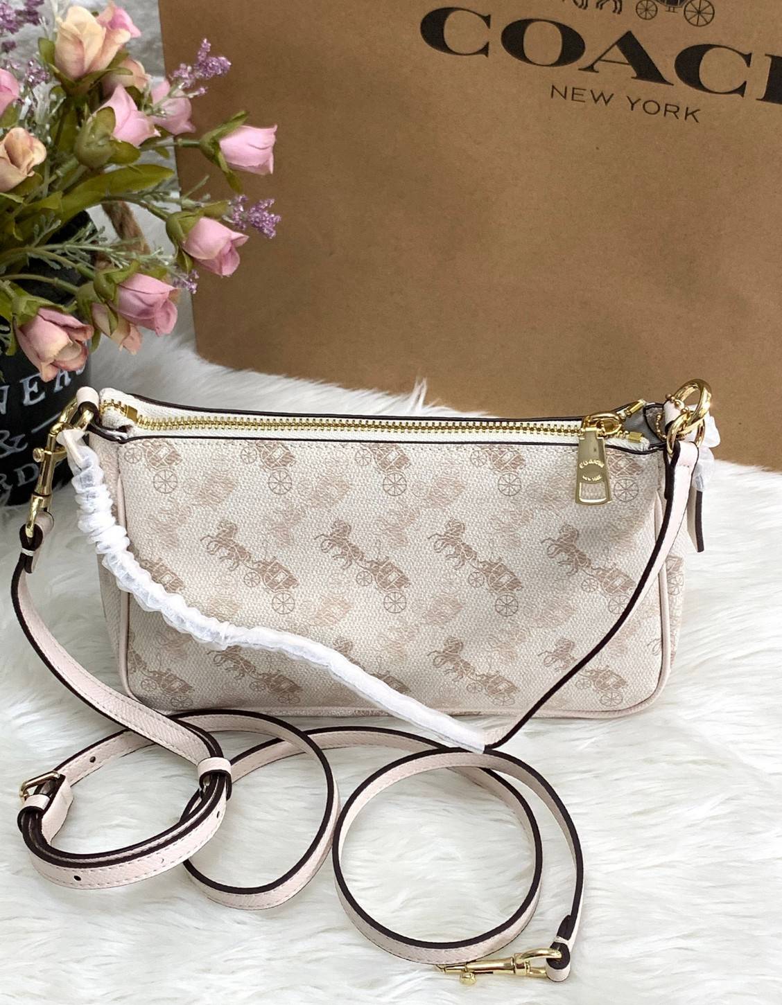 COACH POUCH HORSE AND CARRIAGE PRINT ((36674)) รุ่นแนะนำ ได้ไปไม่ผิดหวังแน่นอนค่ะ! กระเป๋าหิ้ว//สะพายไหล่//สะพายข้างได้ วัสดุ pvc นิ่มอย่างดี ลายรถม้าทั้งใบ สวยงามค่ะ เปิดปิดกระเป๋าแบบซิป ภายในสามารถใส่กระเป๋าเงินใบยาวได้;ของจำเป็นได้ครบค่ะ มีช่องเล็กให้ใ