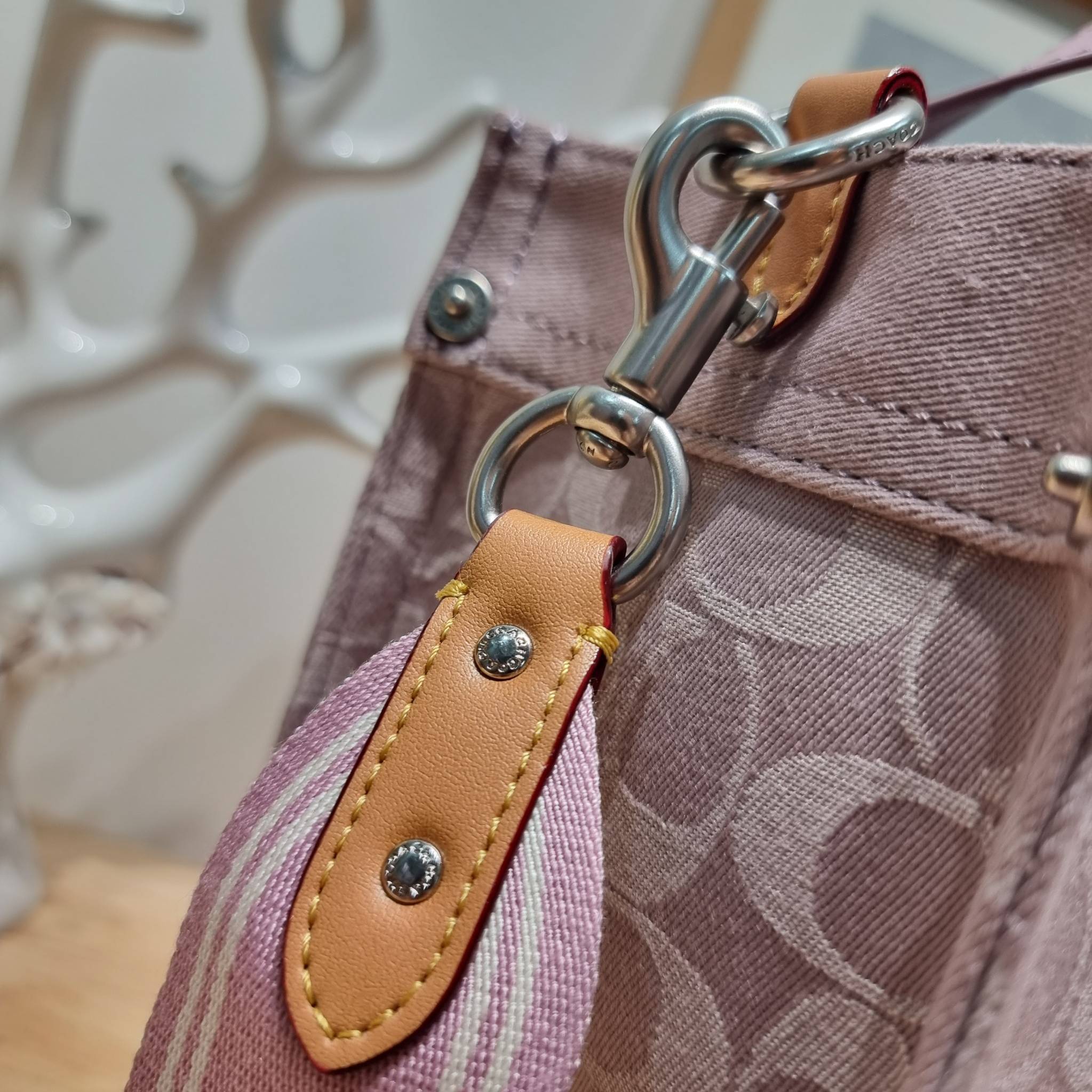 COACH FIELD TOTE 22 IN SIGNATURE DENIM / CJ853 คอลเลคชั่นใหม่ พร้อมสีใหม่ยังไม่เข้าไทย ให้ทุกคนได้มีสวยก่อนใครไปเลย!! กับกระเป๋าทรงโท้ท ไซส์กำลังสวย