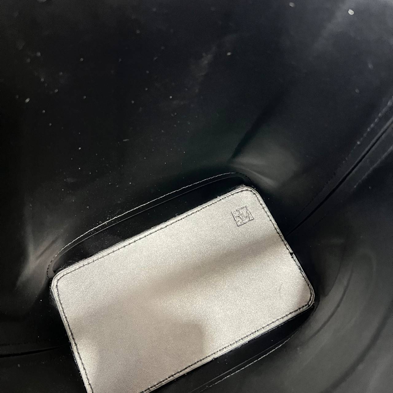 Rally The Bag Whisper กระเป๋าทรงบัคเก็ตงานหนังรุ่นใหม่ ฮอทติดลมบน มาแรงสะพายกันทั่วบ้านทั่วเมือง สายแบกสายขนห้ามพลาดจุของได้เยอะ รุ่นหนังผิวสัมผัสนิ่มมือ ทนทานและจุสิ่งของได้ครบครัน