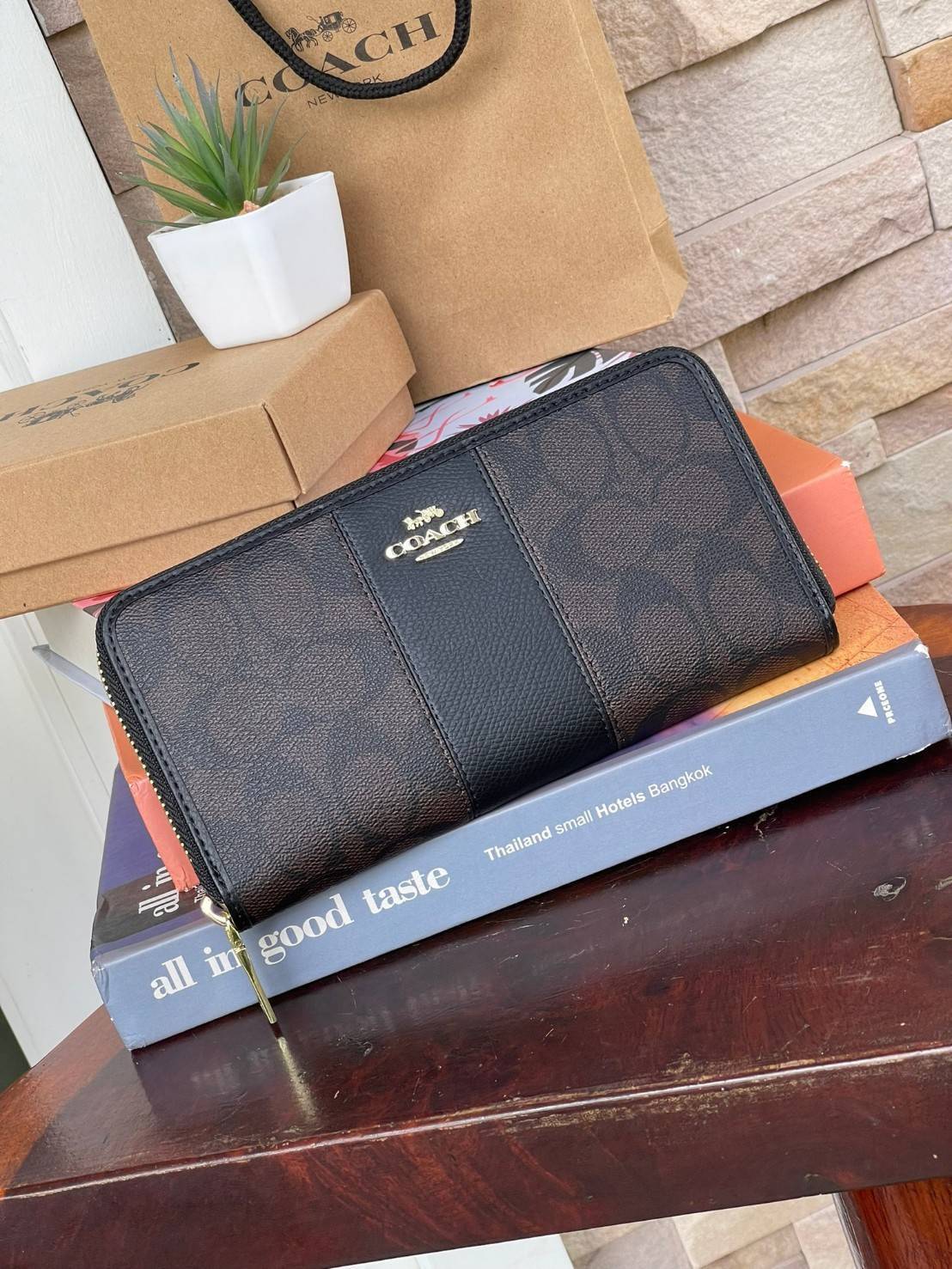 COACH F54630 ACCORDION ZIP WALLET IN SIGNATURE เป็นกระเป๋าสตางค์ที่เหมาะกับการใช้งาน นอกจากเพิ่มความมั่นใจแล้ว ยังทำให้ชีวิตของเราง่ายขึ้นอีกด้วย โดยการเปิดปิดแบบซิปรอบ สามารถใส่ธนบัตร เหรียญ บัตรต่างๆได้หลายใบเลยทีเดียว ขนาดของกระเป๋าสามารถถือแทนกระเป๋าค