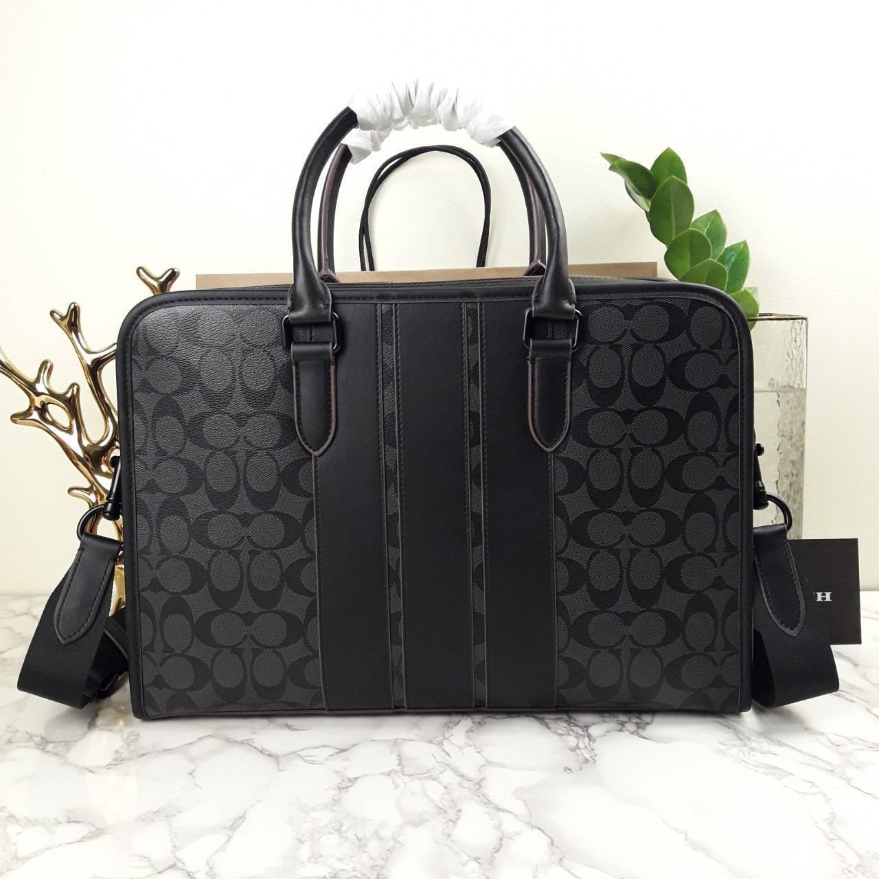 COACH BOND BRIEF IN SIGNATURE CANVAS (COACH F23212)🍁 หนุมๆสาวๆ สาวก Unisex พลาดไม่ได้เลย ลุยงานได้จริง รุ่นนี้เลย//วัสดุแคนวาส ผสมกับหนังแท้ คุณภาพ ทนทาน หนาแน่น ใส่เอกสาร ใส่โน๊ตบุ๊ค ลุยงานได้แบบ Real life จริงๆ ฟังก์ชั่นครบมาก >>มีสายสะพาย