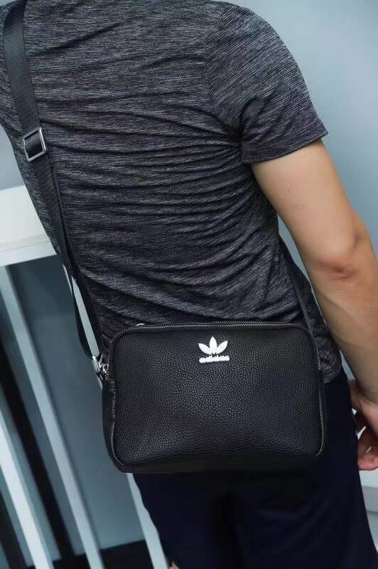 ADIDAS MESSENGER BAG กระเป๋าสะพายข้าง หรือ crossbody วัสดุ pu. น้ำหนักเบา ด้านหน้ามีโลโก้แบรนด์ ตัวกระเป๋า แบ่ง 3 ช่องซิป ช่องซิปหลักกว้าง ใส่ wallet ยาวได้ มาพร้อมสายยาวปรับได้ ใช้ได้ทั้ง ช และ ญ ค่ะ