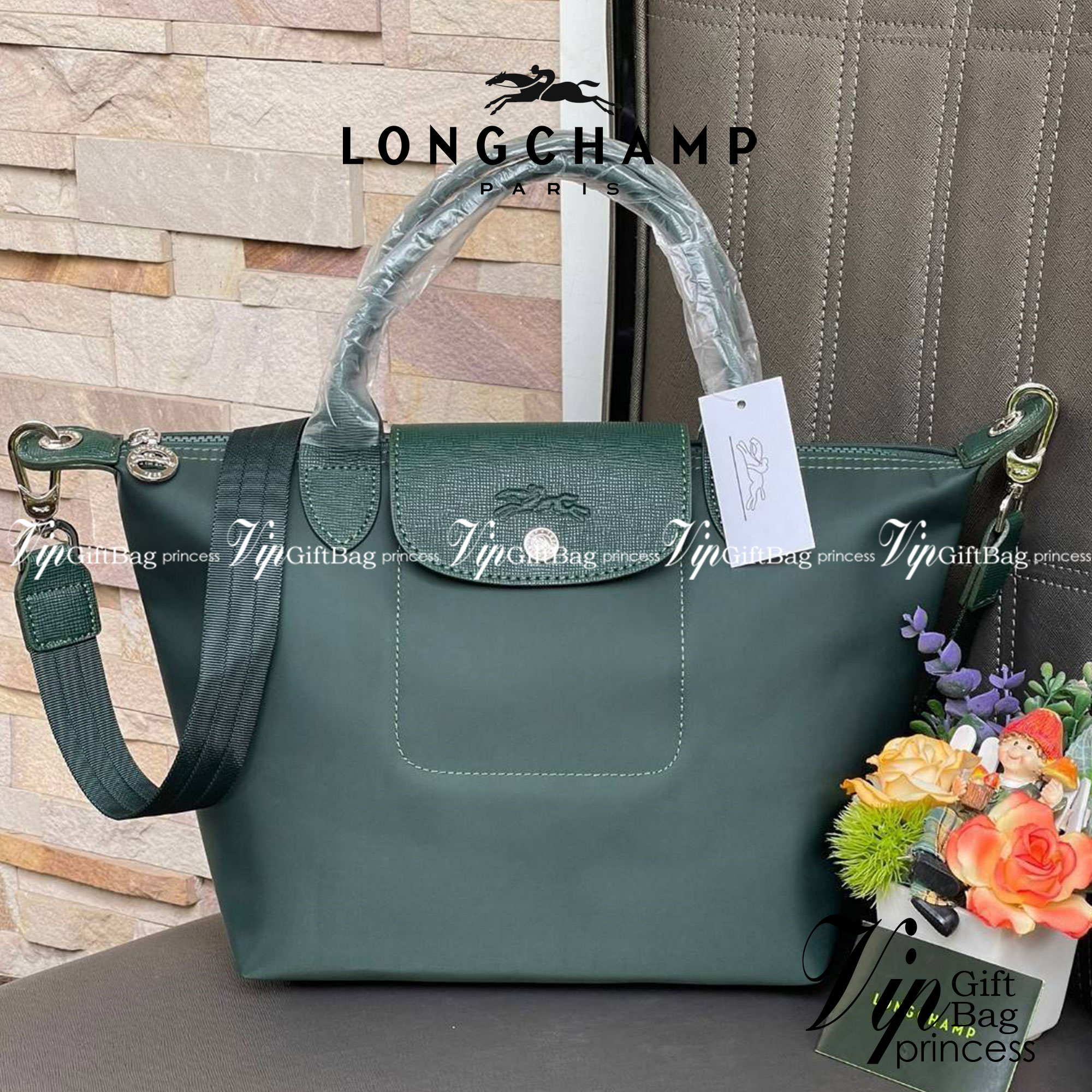 Longchamp Le Pliage Neo Size S มาพบกับกระเป๋ารุ่นยอดนิยม ที่สาวๆ ต้องมีไว้เก็บไว้สักใบ กระเป๋าโท้ทใบนี้ มาพร้อมกับสีที่มีสไตล์เรียบง่าย มีสายสะพายยาวช่วยให้คุณสามารถสะพายไหล่ได้อย่างสบาย ในขณะที่ที่ปิดแบบซิปช่วยให้คุณมั่นใจได้ว่าของด้านในมีความปลอดภัย Le 
