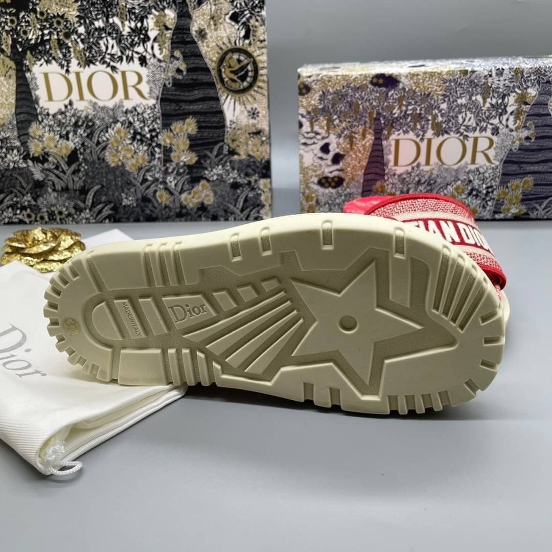 DIOR DWAY SLIDE Toile de Jouy Flowers Embroidered Cotton Dior Sandals รองเท้าแตะที่เป็นเอกลักษณ์ ที่สุดแห่งความหรูหราใช้งานได้ทุกวัน ตัดเย็บจากผ้าฝ้ายปักลาย ประดับด้วยรายละเอียดสวยงาม เสริมส้นยางหนาอย่างดีสวมใส่ง่าย น้ำหนักเบา งานเกรดออริจินอล 1:1 เหมือนท