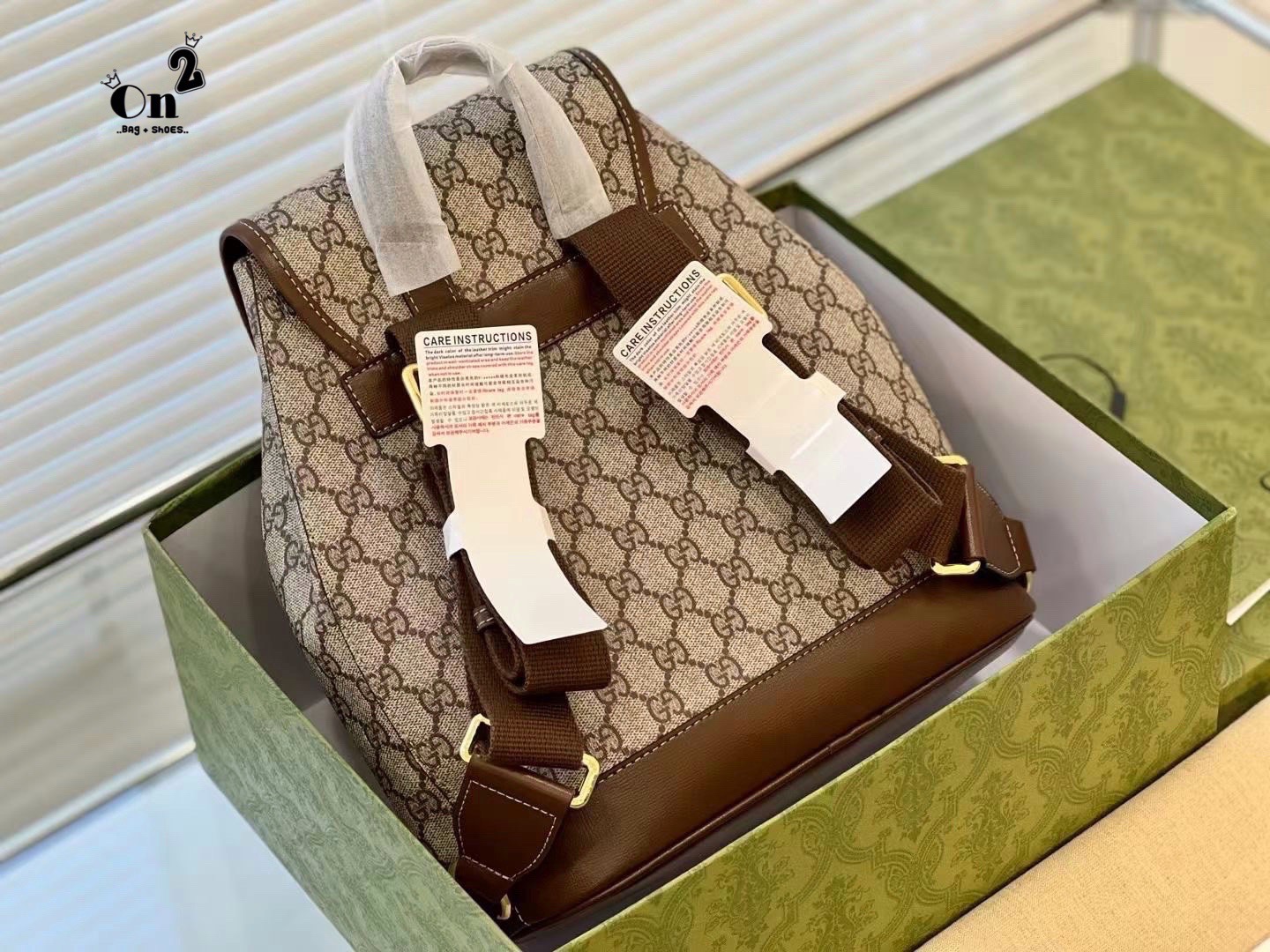 GUCCI Backpack with Interlocking G / GG Coated Canvas Backpack กระเป๋าเป้กุชชี่ใช้ได้ทั้งหญิงชาย ไม่ว่าจะวันธรรมดาหรือวันไปเที่ยว เพียงแค่สะพายกระเป๋าเป้ใบนี้ติดตัวไปด้วย ก็เพิ่มความมีสไตล์ให้กับตัวเองได้แล้ว ด้วยรูปทรงและลายตารางอันเป็นสัญลักษณ์ของแบรนด์