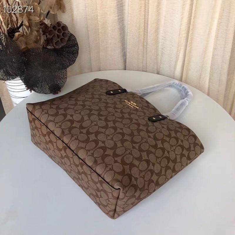 รุ่นยอดนิยม COACH TOWNTOTE IN SIGNATURE CANVAS F76636 กลับใช้ได้ทั้งสองด้าน ใบขนาดใหญ่จุใจ ใส่ของได้เยอะมากกก เป็นรุ่นที่สวยตลอดกาล ควรมีติดตู้ไว้เลยค่าา