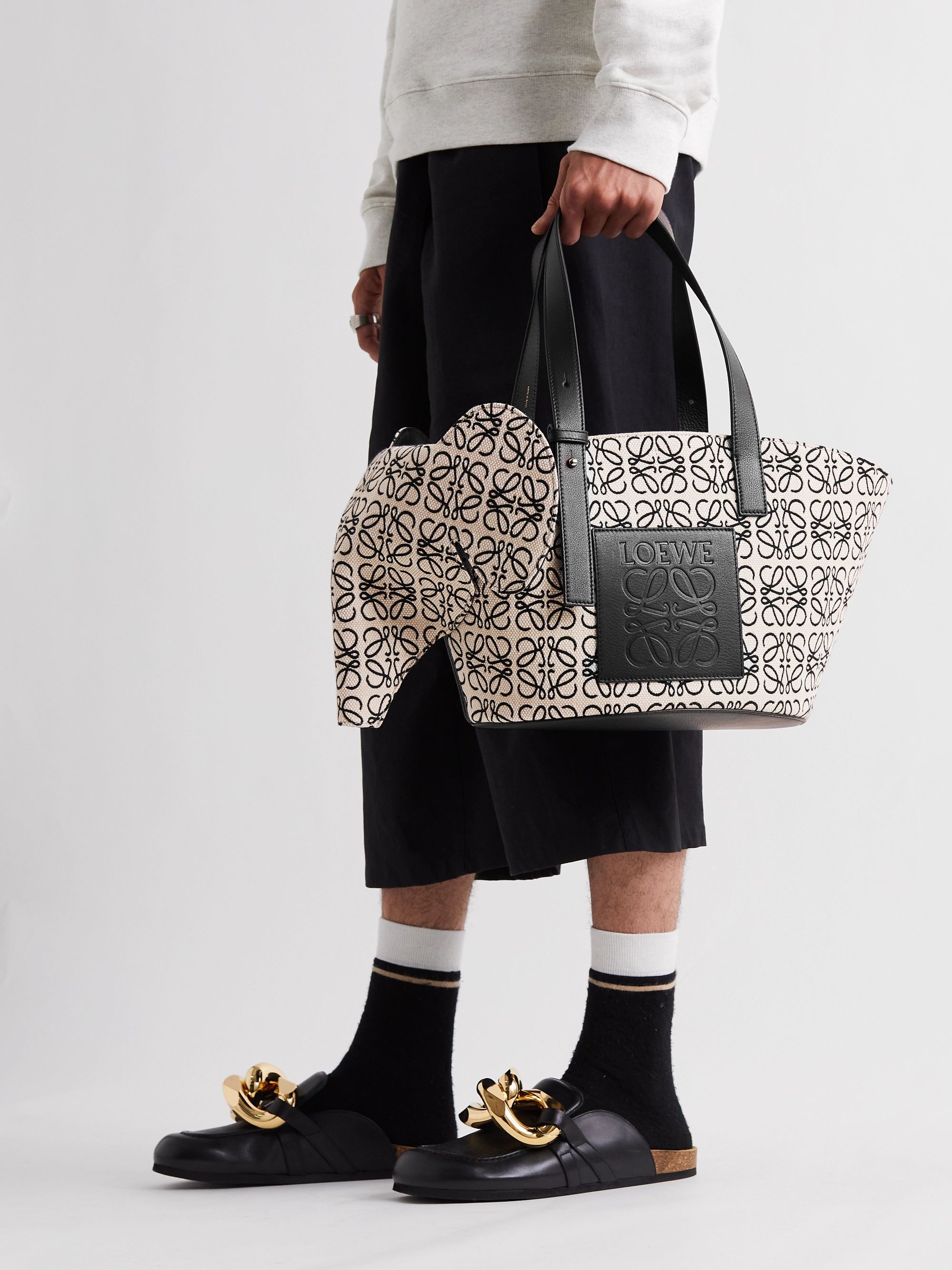 LOEWE Canvas Elephant Bag In Anagram Print คอลเลคชั่นใหม่ล่าสุดเลยค่ะ น้องช้างน่ารักมากมาย งานแบรนด์หรูจากประเทศสเปน โลเอเว่ (LOEWE) กระเป๋ารูปทรงช้างเป็นเหมือนหนึ่งในซิกเนเจอร์ของแบรนด์ ดีไซน์คงเอกลักษณ์วัสดุ Anagram Canvas Jacquard Fabric ผสมผสานกับหนัง