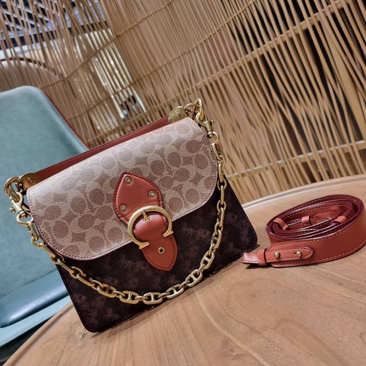 COACH C2418 BEAT SHOULDER IN SIGNATURE CANVAS WITH HORSE AND CARRIAGE PRINT กระเป๋าสะพายดีไซน์เลิศสุดหรู ปังกับดีเทลที่สุดใบนี้ เพราะมาพร้อมสายถึง 3 แบบ สลับใช้ไปรัวๆ หลากหลายไม่จำเจ สวยได้ทุกวัน เปิด-ปิดด้วยกระดุมแน่นหนา ภายในเป็นช่องโล่ง แบ่งสัดส่วน ใส่