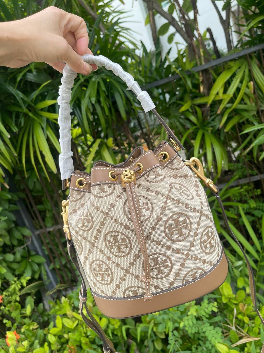 Tory Burch T Monogram jacquard bucket bag เปิดตัวกระเป๋า T MONOGRAM รุ่นใหม่ล่าสุดจาก TORY BURCH ครั้งแรกกับโมโนแกรม ที่ได้รับแรงบันดาลใจมาจากโลโก้สุดคลาสสิก กลับมาอีกครั้งในรูปแบบของ ลวดลาย T Monogram ที่ผสมผสานความร่วมสมัยเข้ากับความเป็นเอกลักษณ์ของแบรน