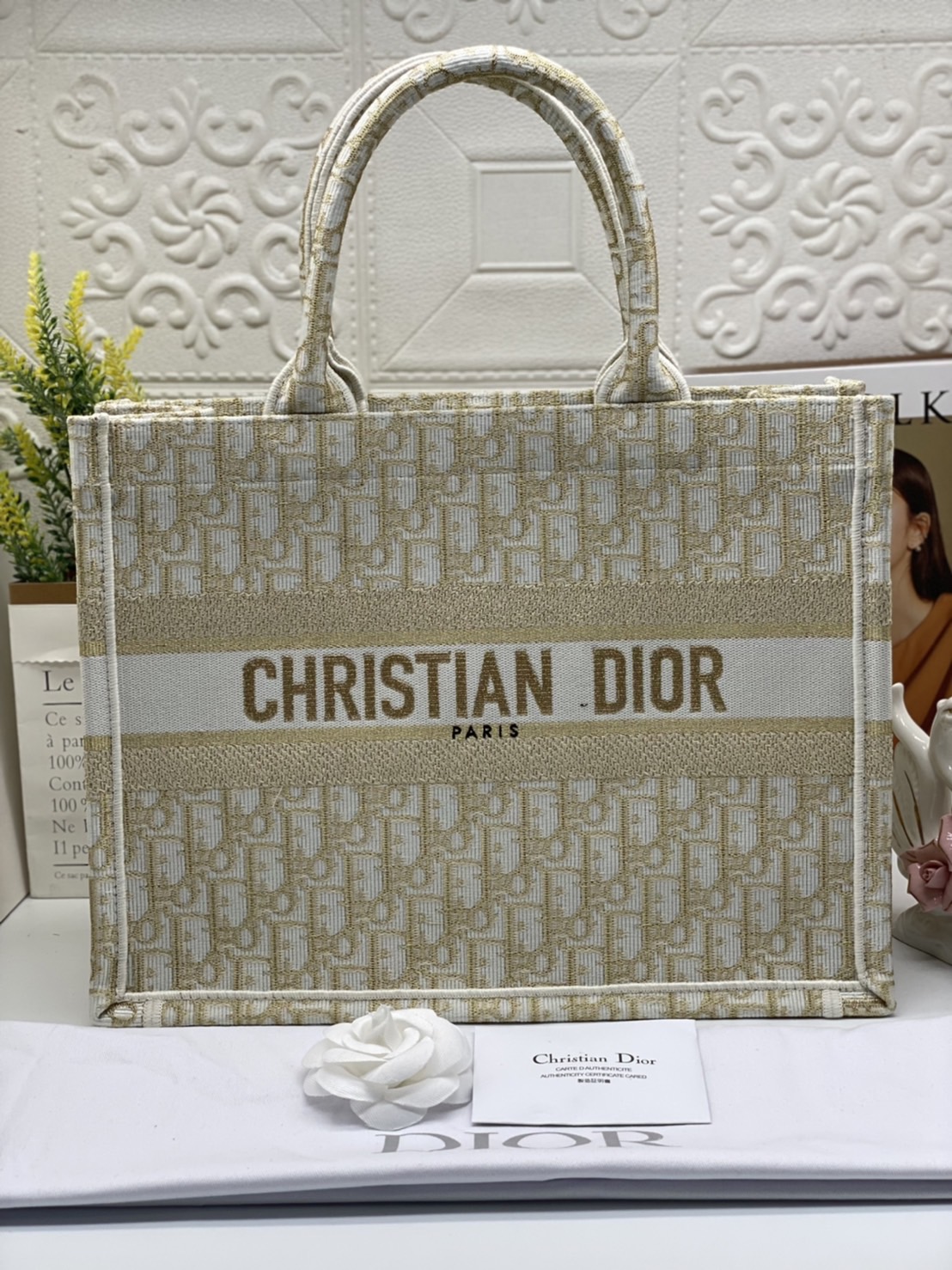 CHRISTIAN MEDIUM DIOR BOOK TOTE เอกลักษณ์ของความหรู เป็นทางช็อปปิ้งBag ที่ต้องมี ภายในโล่งกว้างมาก ใส่ของแบบแน่นๆ จุๆไปได้เลย น้ำหนักเบาสบาย งานออริปักขึ้นรูปสวยมาก มี code stamp พร้อมส่งที่ไทย ภาพสินค้าถ่ายจากงานขายจริง ใช้งานต่างประเทศได้ค่ะ