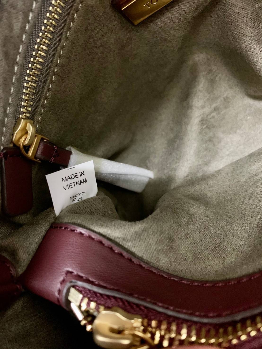 TORY BURCH KIRA QUILTED SMALL BAG พร้อมส่งที่ไทย ไม่ผิดหวังแน่นอนค่ะ! กระเป๋าหิ้วหรือสะพายข้างได้ วัสดุหนังแกะแท้ทั้งใบ ((หนังแกะจะมีคุณภาพดีเงานิ่มและแพงกว่าหนังวัวจ้า)) หนังนิ่มสวยงามมากๆค่ะ เปิดปิดกระเป๋าแบบหมุนล็อคแบบโลโก้แบรนด์ ใช้อะไหล่คลาสสิคดูหรูเ