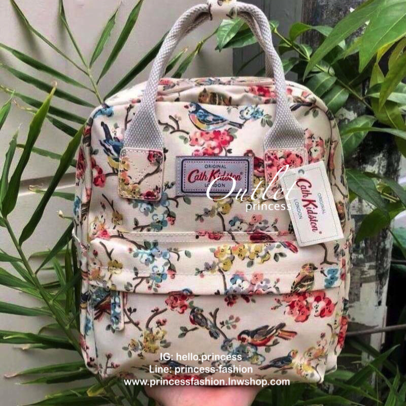 Cath Kidston Multi Strap Backpack กระเป๋าสะพายเป้รุ่นมินิ แบรนด์ดังสไตล์วินเทจสุดฮิต วัสดุ Canvas เคลือบกันน้ำสามารถเช็ดทำความสะอาดง่าย เปิดปิดกระเป๋าด้วยซิปสะดวกใช้ ด้านหน้าประดับโลโก้แบรนด์สวยโดดเด่น พร้อมช่องซิปด้านหน้ากระเป๋าอีกหนึ่งช่องใช้งาน ด้านในโ