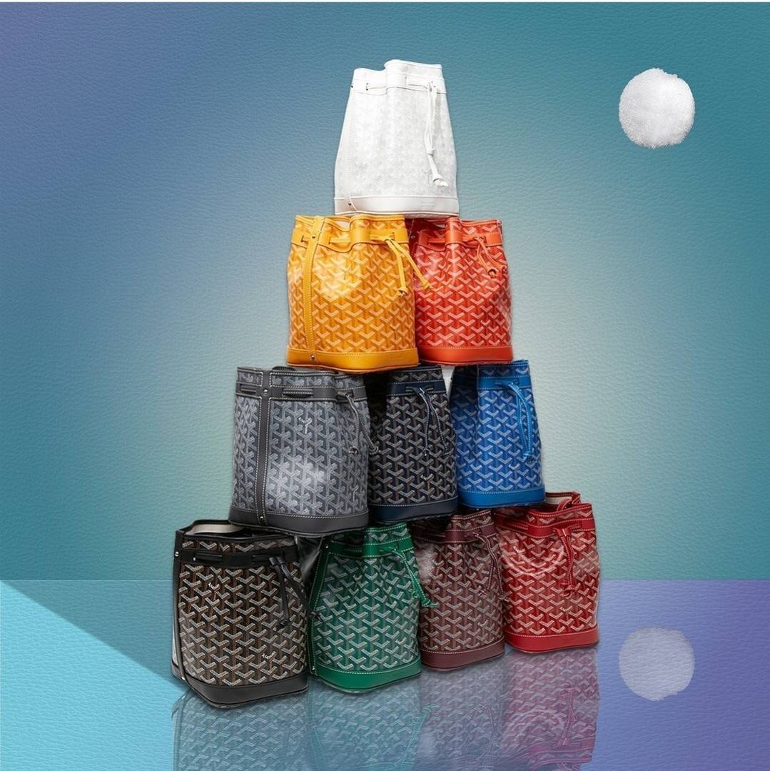 GOYARD PETITE FLOT BUCKET BAG กระเป๋าสะพายทรงบัคเก็ต ที่ดีไซน์สะดวกต่อชีวิตมาก รูปทรงคลาสสิค ดีไซน์เป็นเอกลักษณ์ สดใสทุกสี ดูผู้ดีในตัว วัสดุหนังแคนวาสพิมพ์ลายสวยคม ปากกระเป๋ารูดเปิด-ปิดได้ตามชอบ ภายในเป็นช่องโล่ง ใส่กระเป๋าสตางค์ มือถือ ได้ครบถ้วน มาพร้อ