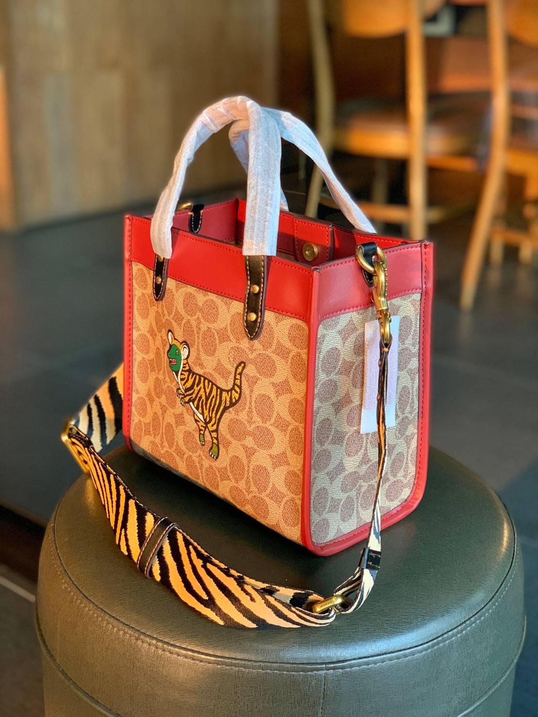 COACH LUNAR NEW YEAR FIELD TOTE 22 IN SIGNATURE CANVAS WITH TIGER REXY ((C7767)) 📌พร้อมส่งที่ไทย ต้อนรับปีเสือนี้กันค่าา! กระเป๋าทรงTote หนังแท้สวย 🔺ด้านหน้า สกรีนลาย Tiger Rexy อันเป็นสัญลักษณ์ประจำปีกันเลยค่ะ ปากกระเป๋าเปิดปิดแบบกระดุมแม