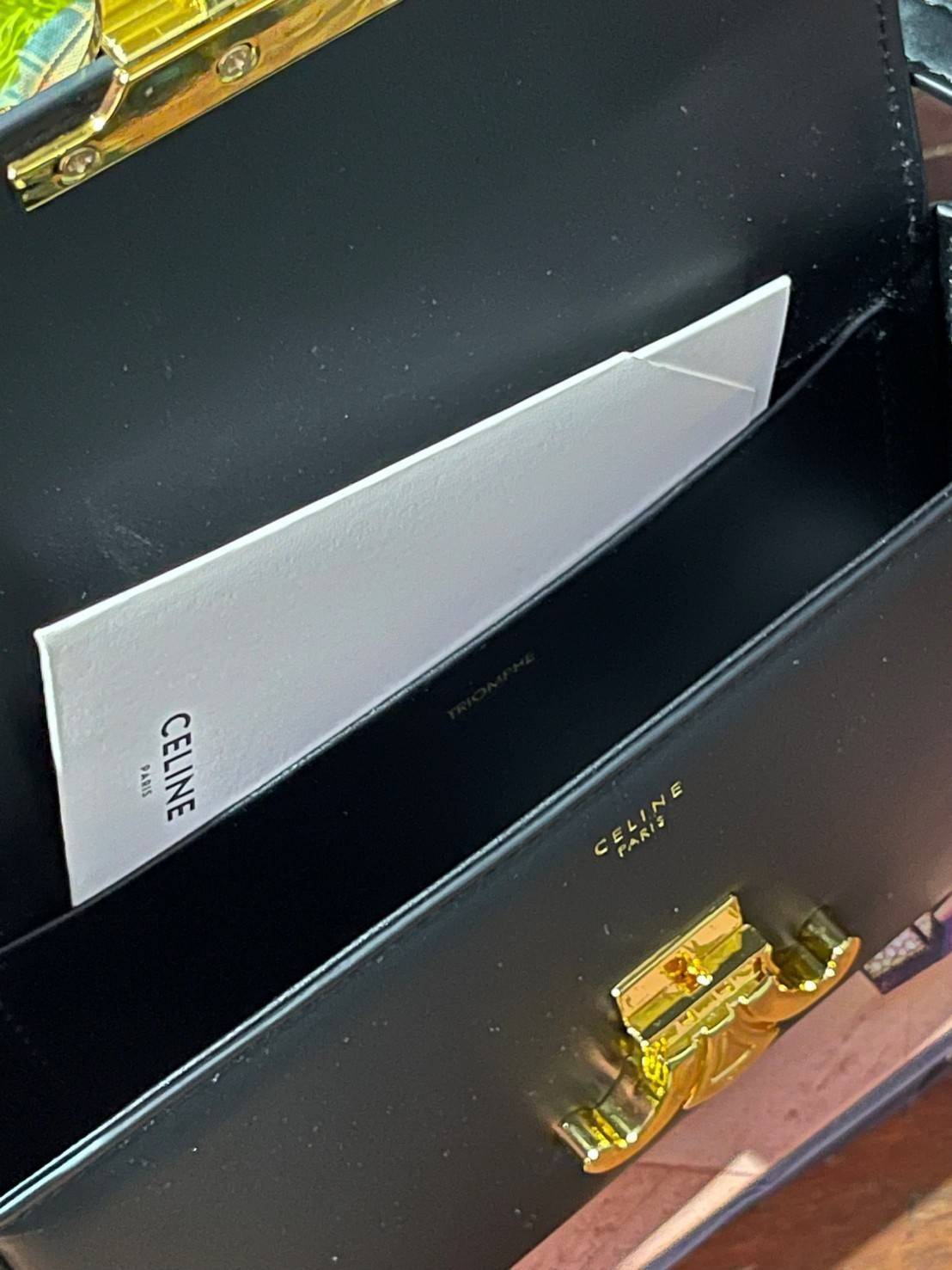 VIP 】CELINE TRIOMPHE SHOULDER BAG IN TRIOMPHE อีกหนึ่งผลงานการออกแบบของ Hedi Slimane ที่ได้ดึงเอาเอกลักษณ์ต่าง ๆ ของ CELINE ออกมาและทำการตีความหมายใหม่จนได้กระเป๋าเรียบหรูและดูทันสมัย ให้คุณเลือกสะพายในชีวิตประจำวันเข้ากับการแต่งตัวสบาย ๆ หรือจะสะพายออกงา