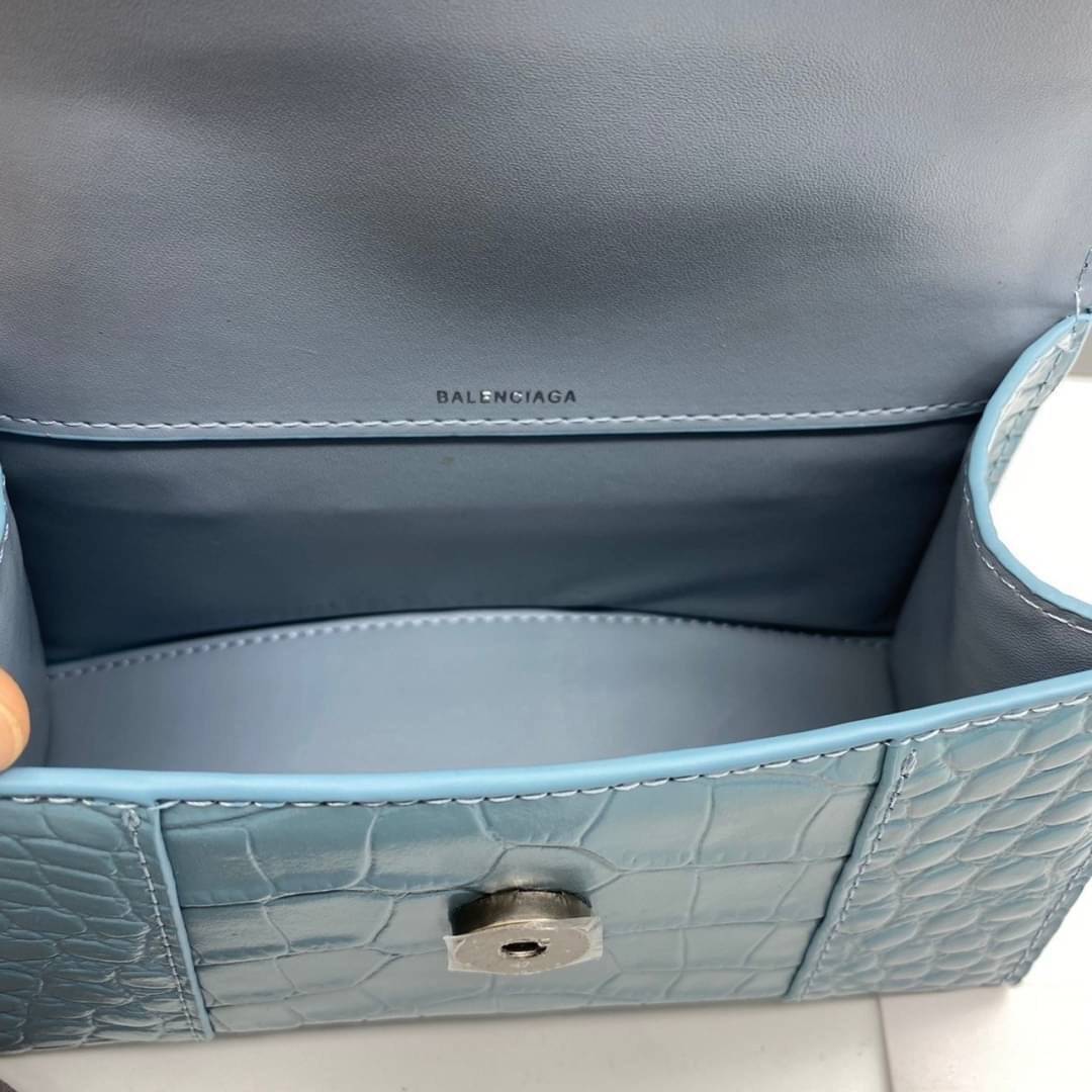 หนังแท้ BALENCIAGA HOURGLASS TOP HANDLE XS Shiny crocodile embossed calfskin การสร้างสรรค์ที่มีเอกลักษณ์เฉพาะตัว หรูหรา โทนสีโดดเด่น วัสดุหนังแท้ลายจระเข้ ภายในโล่งกว้างหนังแนปป้าอย่างดี เกรดออริจินอล ตอบโจทย์ได้ทุกลุค ทุกไลฟ์สไตล์ ภาพสินค้าถ่ายจากงานขายจ