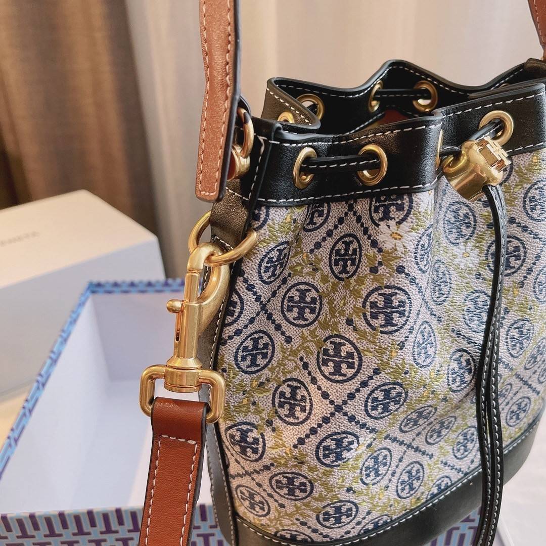 ของแท้ 💯% 】TORY BURCH T MONOGRAM FLORL BUCKET BAG เปิดตัวกระเป๋า T MONOGRAM ที่ผสมผสานกับความน่ารักกับหมู่มวลดอกไม้ เป็นอีกหนึ่งในคอลเล็กชั่น ที่เลือกสรรมาให้ต้อนรับสาวๆ ดีไซน์เก๋ทรงขนมจีบยอดฮิต