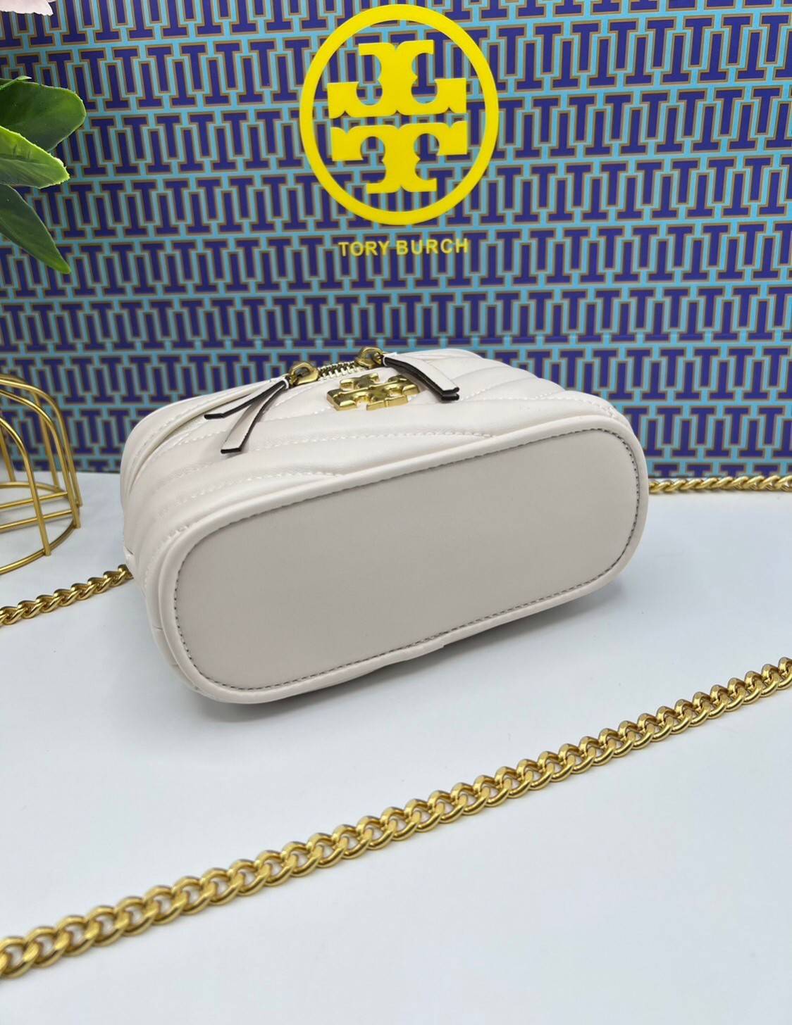 TORY BURCH Kira Chevron Mini Vanity Case Bag กระเป๋าถือ/สะพาย ใส่เครื่องสำอางค์ ใส่ของใช้จำเป็นได้ ทรงกล่องสวย ที่สามารถใช้เป็น everyday bag สะพายได้ทุกวัน