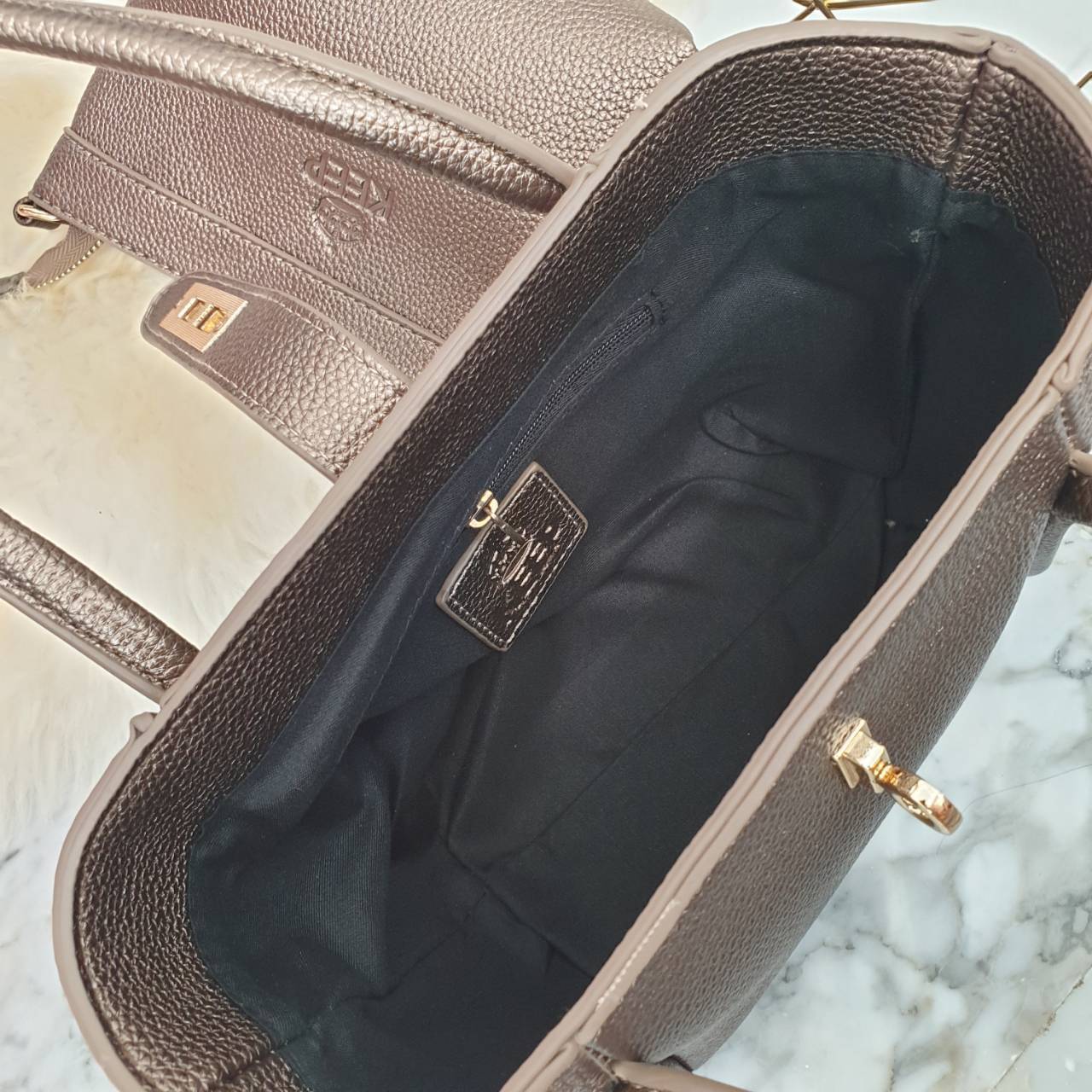 กระเป๋าทรงน่ารักๆ รับ Summer นี้เลยค่า KEEP ‘ Basket ‘ Handbag > ทรงน่ารัก (ราคานี้แถม ปอมๆ และผ้าพันหูกระเป๋าให้ 2 ผืน เข้า Set ) > มีใบเล็กด้านใน ให้อีก 1 ใบ สามารถเอาออกมาใช้สะพายได้ ( เหมือนซื้อ1ได้2 ) >น้ำหนักเบา ใบเล็กกะทัดรัด เหมาะกับ Summ