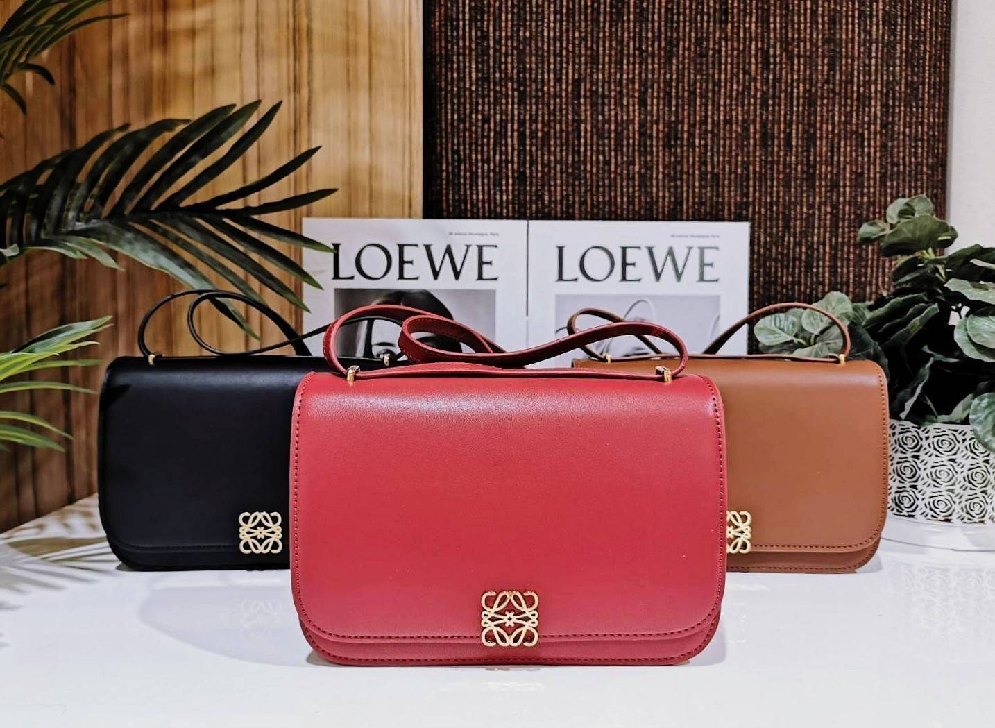 LOEWE CROSSBODYBAG VIP GIFT WITH PURCHASE (GWP) กระเป๋าสะพายพรีเมี่ยมกิ๊ฟ Limited Edition จากน้ำหอม LOEWE DUTY FREE วัสดุหนังแท้ Calf Leather หนังเรียบสวยอยู่ทรงดีไซน์สุดคลาสสิค เปิดปิดด้วยฝาปิดโลโก้แบรนด์อะไหล่ทองหรู ภายในมีช่องแบ่งหลายช่องแยกเป็นสัดส่วน