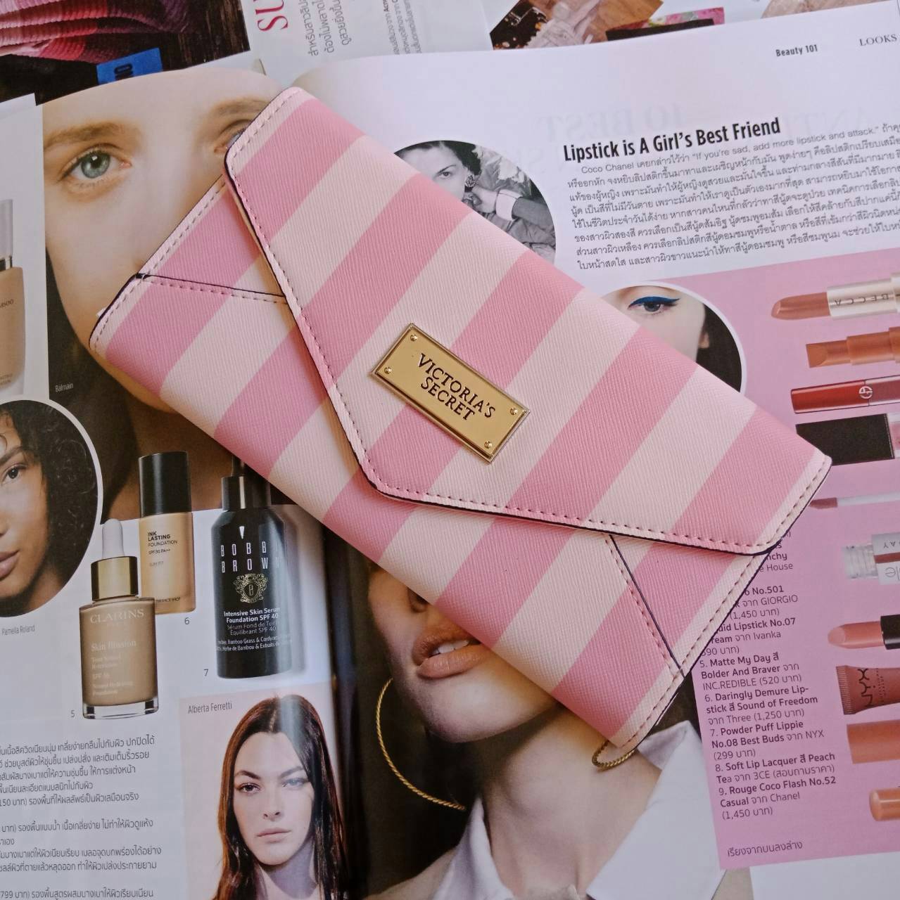 กระเป๋าสตางค์ลาย signature จากแบรนด์ฮิตอย่าง Victoria Secret โทนสีชมพู ขนาดกะทัดรัด เปิดปิดด้วยฝาพับกระดุม แบบสามตอน ด้านในมีช่องใส่ธนบัตรยาวได้ ใส่บัตรหลายช่อง แถมยังมีช่องซิปใหญ่อีกหนึ่งช่อง เพิ่มความเก๋ด้วยช่องใส่รูปตรงกลาง สวยครบจบทุกฟังค์ชั่น ให้เป็น