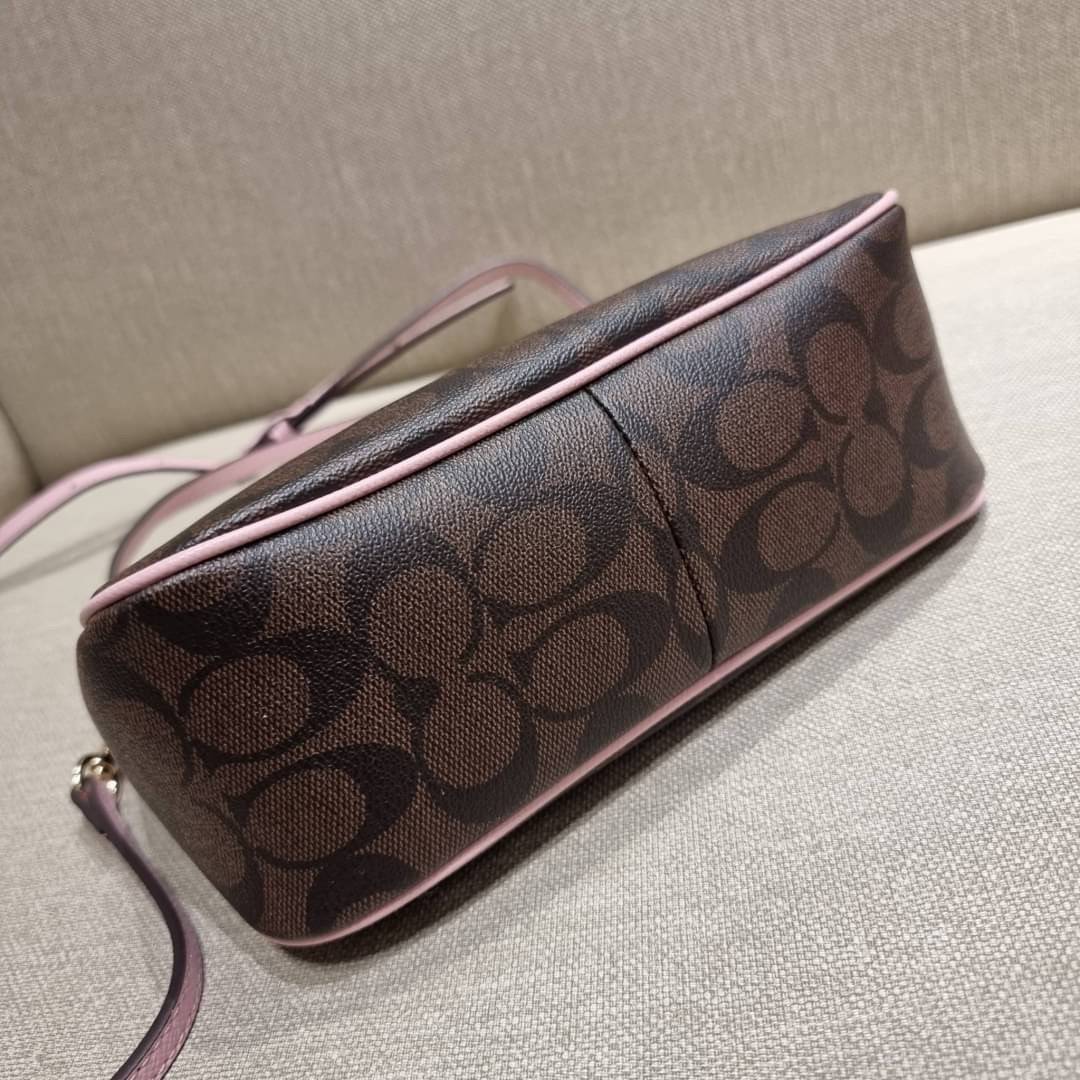 COACH 36674 TOP HANDLE POUCH IN SIGNATURE JACQUARD กระเป๋าทรงพอช ยอดฮิต ยกขึ้นแท่น ด้วยดีไซน์ที่ออกมาให้ใช้งานได้ง่าย ขนาดกำลังเหมาะ วัสดุหนังแคนวาสทนทาน ดีไปหมดขนาดนี้!! คุณลูกค้าถึงสั่งกันรัวๆจริงๆ ภายในโล่งกว้าง ใส่โทรศัพท์ได้ทุกรุ่น มาพร้อมสายคล้องแขน