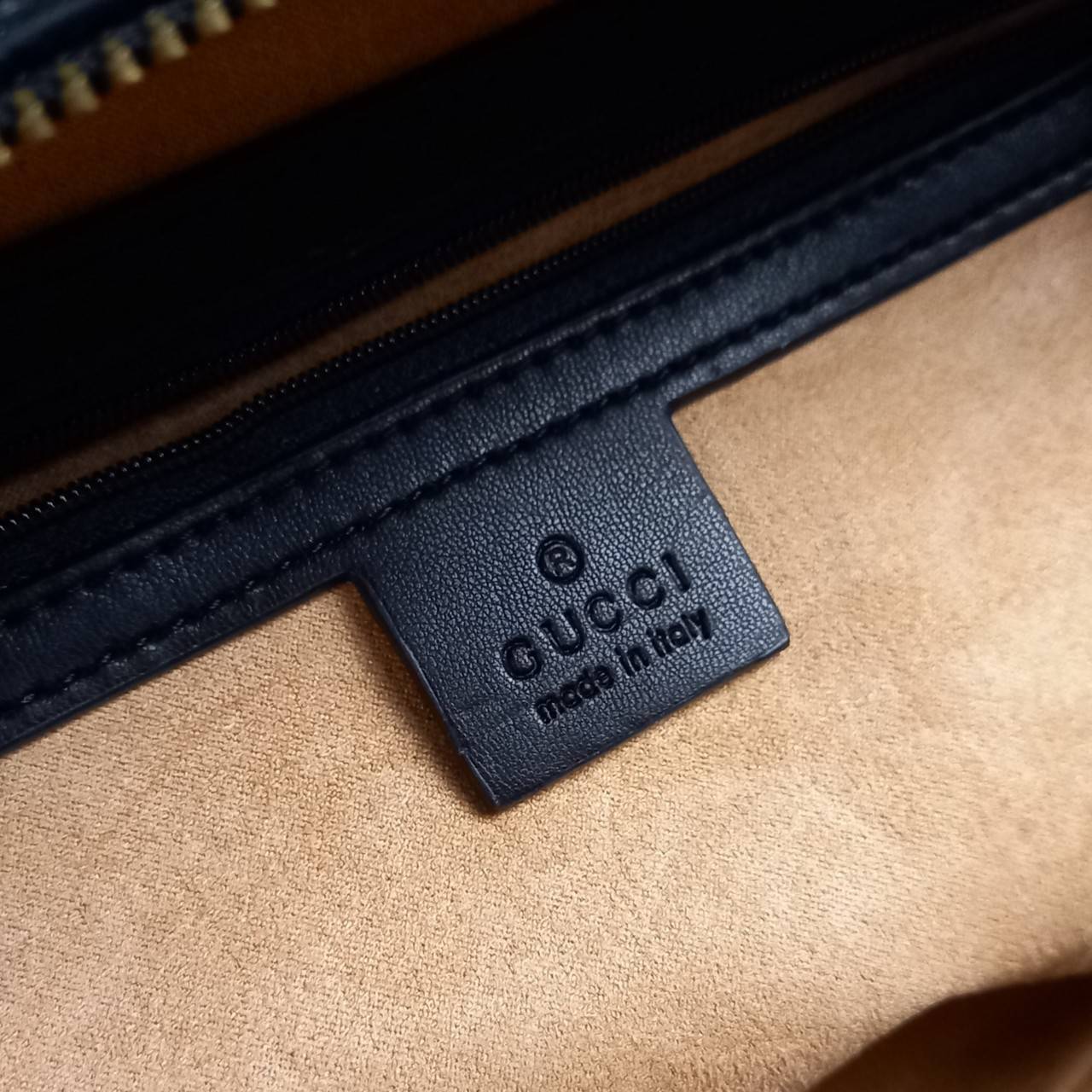 VIP GUCCI GG MARMONT TOP HANDLE SHOULDER BAG / BOLSA GG MATELASSE กระเป๋าถือ กระเป๋าสะพาย คอลเลคชั่นสุดหรู มาพร้อมสายสปอร์ตสะพายยาว สามารถปรับระดับได้ ถอดได้ เป็นอีกรุ่นที่โดดเด่นมากๆ การใช้งานคล้องตัวสุดๆ โดดเด่นด้วยโลโก้ GG ขนาดใหญ่เป็นเอกลักษณ์