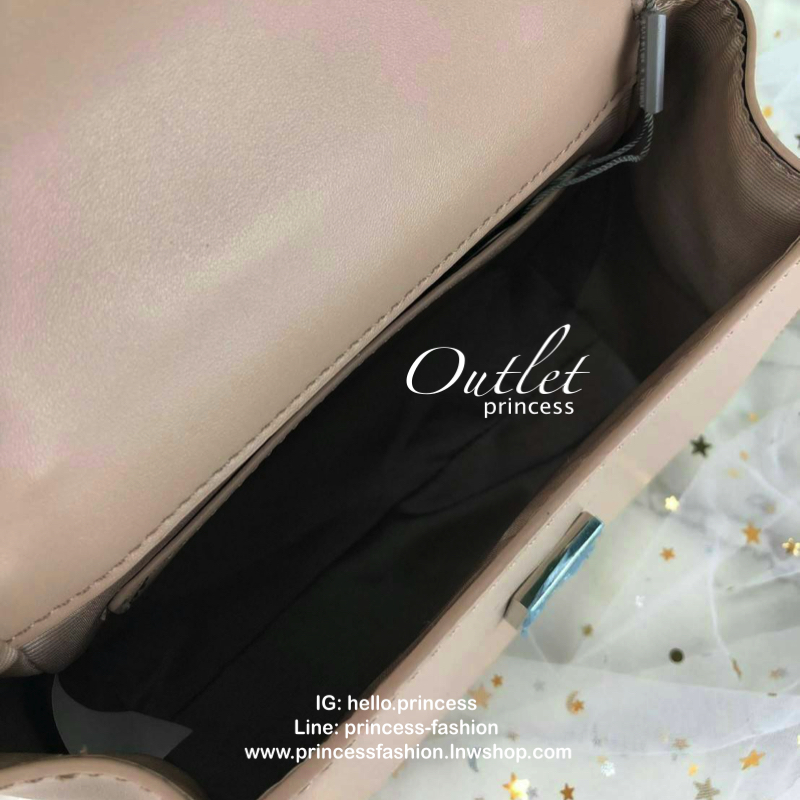 CHARLES & KEITH DOUBLE BOW LEATHER TOP HANDLE SNAKE PRINT BAG กระเป๋าถือ/สะพายใบน่ารัก ขนาดกำลังดี หูหิ้วแต่งโบว์น่ารัก เปิดปิดด้วยตัวกดล็อก ด้านในจุของพอสมควรเลยค่ะ ใส่ iPhone plus /กระเป๋าเงินใบกลางได้ มีสายสะพายยาวถอดและปรับสายได้ 1 เส้น รุ่นนี้น่ารักจ