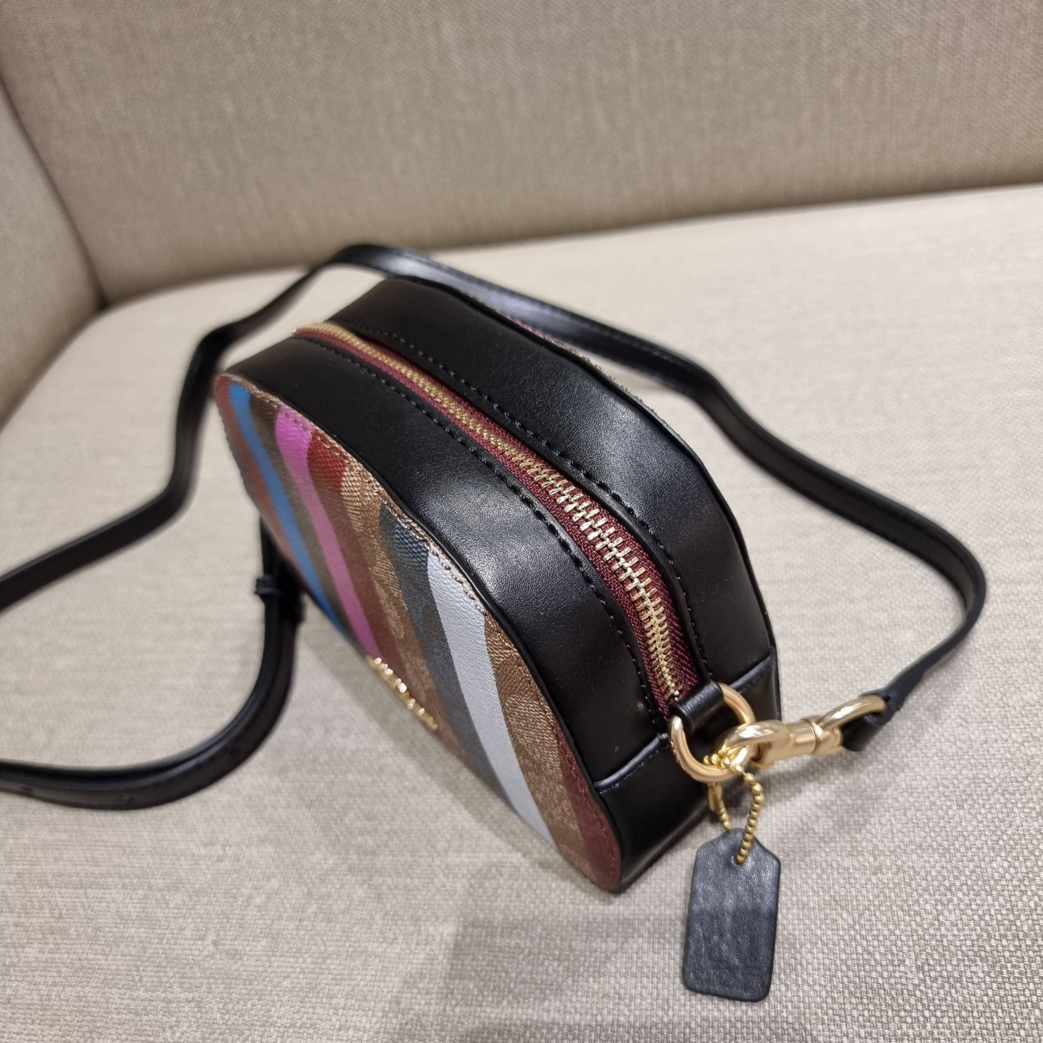 OUTLET 】COACH C5590 MINI SERENA CROSSBODY IN SIGNATURE CANVAS WITH STRIPE PRINT มาจ้าแม่ มาหนักๆอีกแล้ว กับคอลเลคชั่นที่ขายดี ขายหมด ไม่เคยพอจะขาย!! มินิเซเรนา ดีไซน์สดใส น่ารักน่าใช้ที่สุด วัสดุหนังแคนวาสเคลือบลาย เปิด-ปิดด้วยซิป สะดวกใช้ ภายในเป็นช่องโล