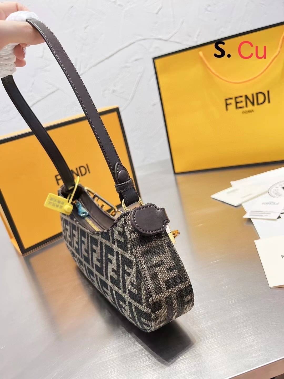Fendi O'Lock Swing tapestry fabric pouch / Fendi Shoulder Bag กระเป๋าสพายไหล่เฟนดิ พร้อมสายสะพาย 2 เส้น สวยหรู ภาพถ่ายจากงานขายจริง ใช้งานต่างประเทศได้