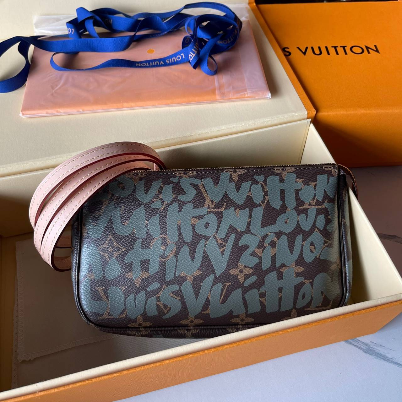 หนังแท้ LOUIS VUITTON MONOGRAM POCHTE ACCESSORIES BAG ลายใหม่ล่าสุด พร้อมส่งที่ไทย โดดเด่นด้วยรูปทรงอันเป็นเอกลักษณ์และรายละเอียดแบบคลาสสิก ภาพถ่ายสินค้าจริง ไอเท็มนี้สวยน่าใช้สุดคุ้มมากๆ ห้ามพลาดเลยค่ะ!