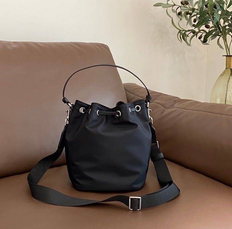 Tory Burch Virginia Nylon Bucket Bag / Tory Burch logo-plaque bucket bag กระเป๋าสะพายทรงบัคเก็ต เปิด-ปิดหนังรูดปากกระเป๋า มีหูหิ้วในตัว คล้องแขนเก๋ๆ ภายในเป็นช่องโล่ง มีช่องย่อย ใส่ของสำคัญจุกจิกได้ มีสายครอส จะสะพายไปไหนก็ได้ทุกโอกาส สวยเลิศทุกสี พร้อมส่