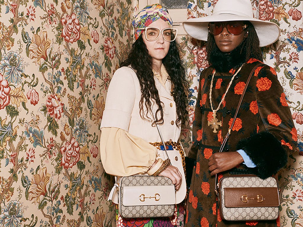 VIP 】Brown GUCCI Horsebit 1955 small color-block leather shoulder bag ด้วยรูปทรงกล่องอันคลาสสิกที่มาพร้อมรายละเอียดอันน่าค้นหา ดูหรูหรา สามารถใช้งานได้หลากหลายโอกาส เป็นเพื่อนคู่ใจในวันสบายๆ หรือออกงานเป็นทางการ ไม่ควรพลาดเลยค่ะ