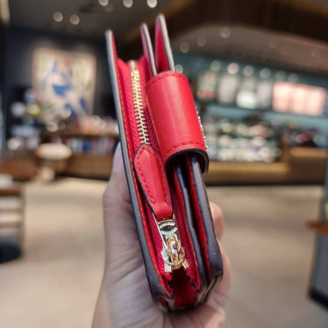 COACH C0082 MEDIUM CORNER ZIP WALLET IN SIGNATURE CANVAS ดีไซน์ใหม่ล่าสุด!! กระเป๋าสตางค์ใบกลาง 👛 ขนาดกำลังเหมาะมือ วัสดุหนังแคนวาสเคลือบลาย ดูแลรักษาง่าย มีช่องใส่บัตรและธนบัตรครบ และช่องซิปแยกไว้ใส่เหรียญ ครบเซ็ทแบบนี้เหมาะส่งต่อเป็นของขวัญที่สุ