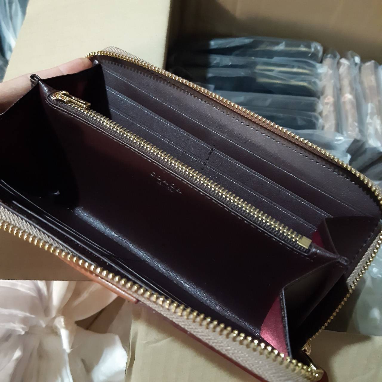 ของแท้ 💯% COACH 31546 ACCORDION ZIP WALLET IN COLORBLOCK SIGNATURE CANVAS กระเป๋าสตางค์ใบยาวรุ่นขายดี!! ขายหมดทุกสี!! 🔥🔥 สาวๆต้องยกให้เป็นไอเท็มที่ขาดไม่ได้เลยน้า วัสดุหนังแคนวาสเคลือบ ภายในเป็นหนังแท้ เปิด-ปิดด้วยซิปรอบ ใส่บัตรได้