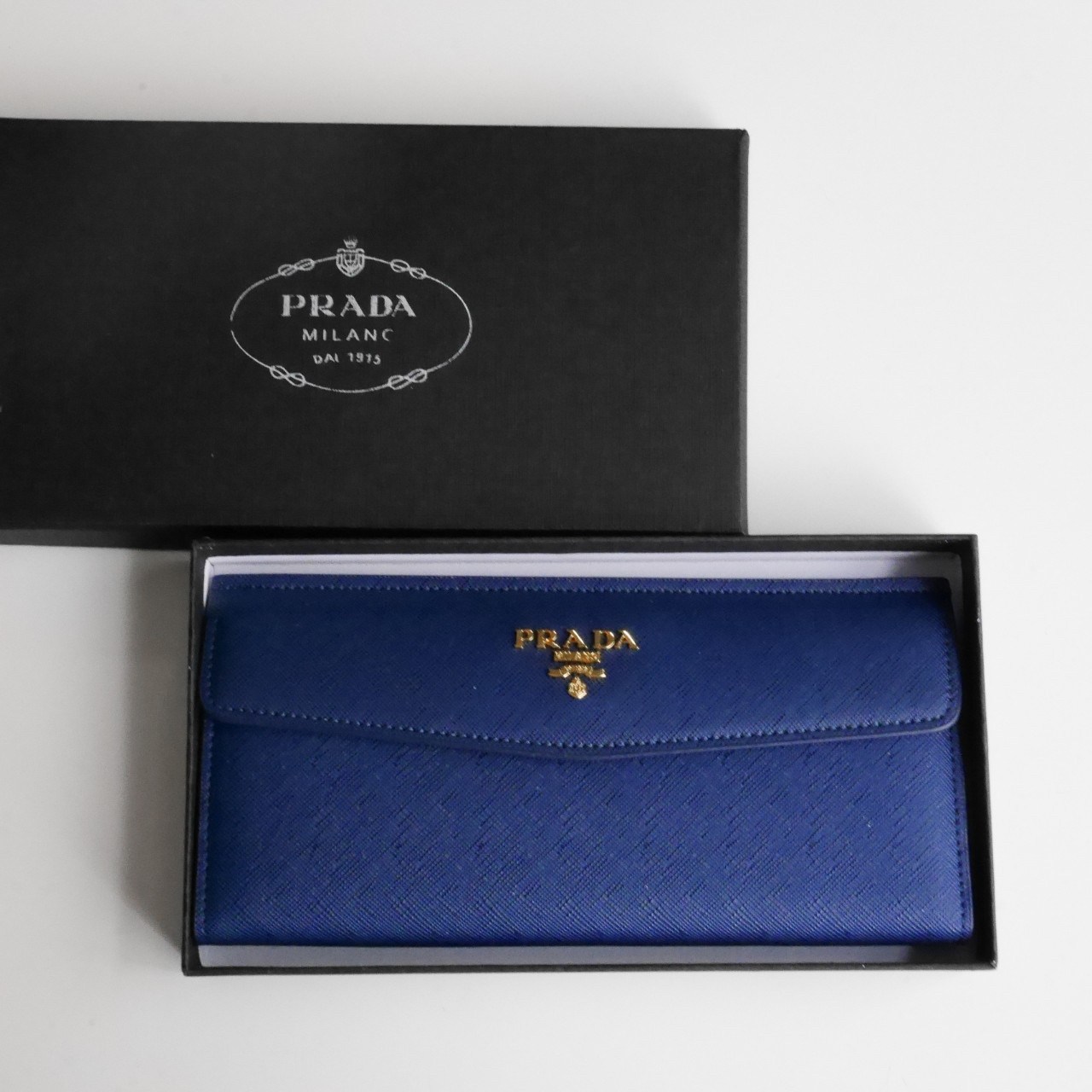 พร้อมส่งครบสีค่ะ 🖤💙💖 Best Seller PRADA LONG WALLET กระเป๋าสตางค์ยาว **รับทรัพย์ ทรงหรู จากงานพรีเมี่ยมกิ้ฟ จากเคาเตอร์ต่างประเทศ จากแบรนด์ PRADA ลายหนัง SAFFIANO มีช่องใส่บัตร ถึง 12 ช่อง และช่องซิปใส่ของจุกจิกได้ น้ำหนักเบา จับถนั