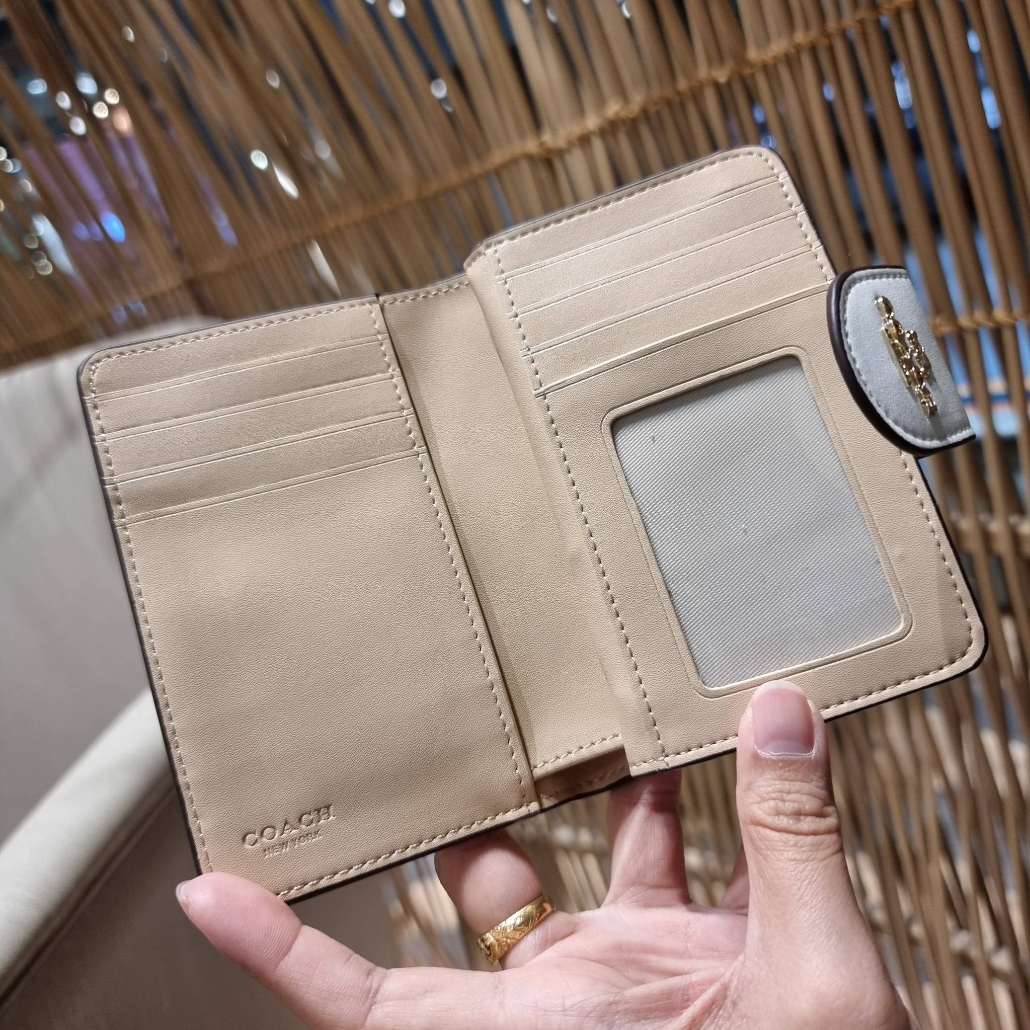 COACH C7414 MEDIUM CORNER ZIP WALLET WITH ORNAMENT PRINT คอลเลคชั่นใหม่ กระเป๋าสตางค์ใบกลาง ดีไซน์ใหม่ สุดหรู คละลายพริ้นท์เต็มใบ น่าใช้ไปอีก วัสดุหนังแคนวาสเคลือบลาย ภายในมีช่องใส่บัตร ใส่ธนบัตรได้ครบ และมีช่องซิปแยก ใบจริงสวยมากๆ แนะนำจ้า ราคาสุดคุ้มครบ