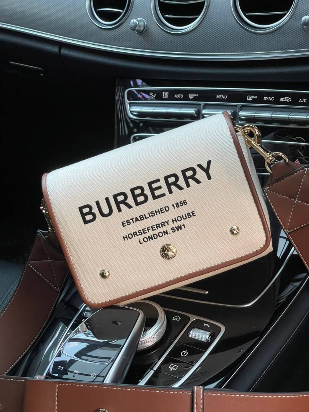 Burberry Small Horseferry Print Cotton Canvas Crossbody Bag เป็นกระเป๋าสะพายที่ดูทันสมัย สายหนังสปอร์ต ในส่วนของโลโก้มาในรูปแบบของการพิมพ์ลายไปบนกระเป๋า ทำให้ดูโมเดิร์นยิ่งขึ้น วัสดุหลักที่ใช้ในการผลิตกระเป๋ารุ่นนี้คือ ผ้าแคนวาสและหนัง โดยผ้าแคนวาสดูเหมือ