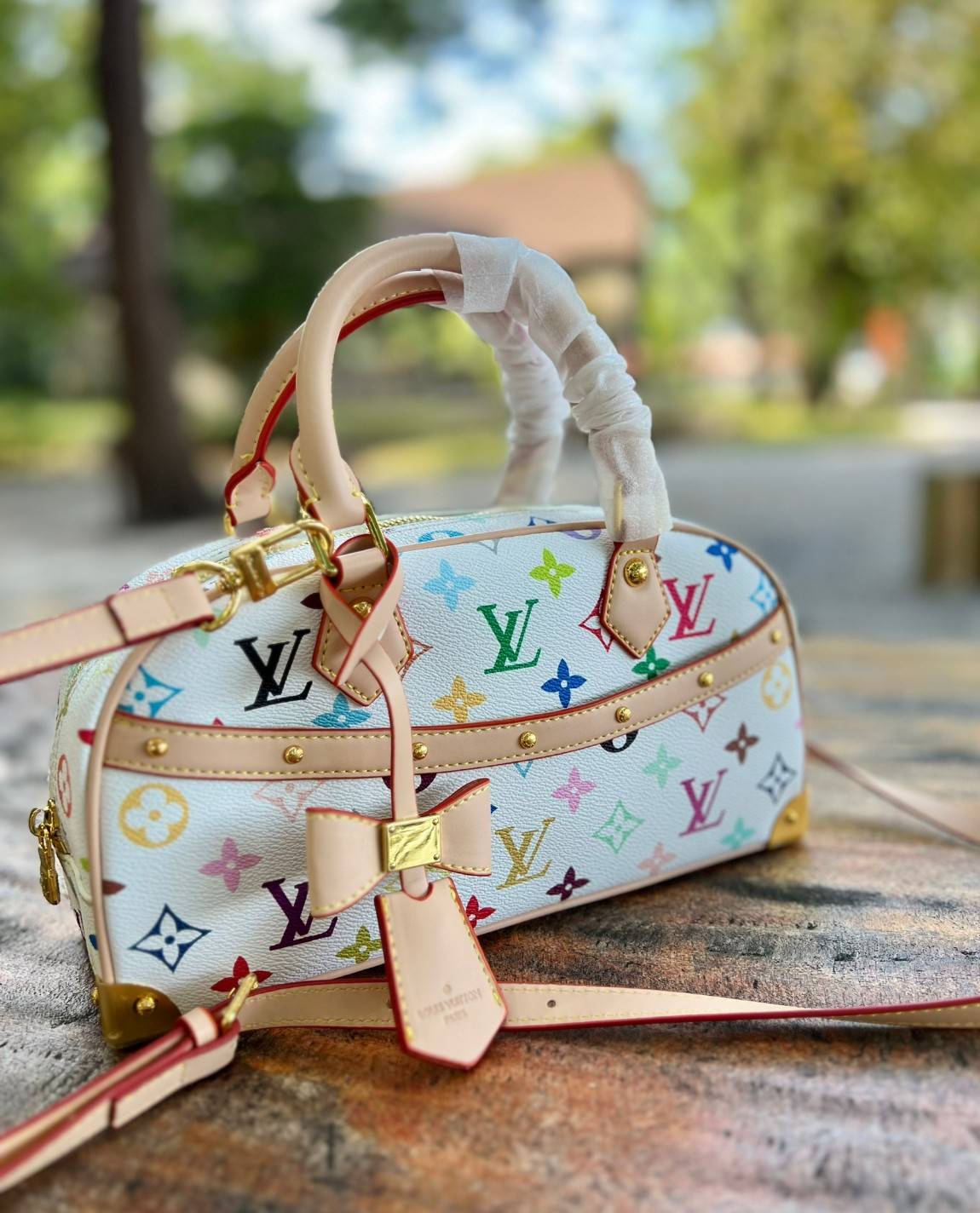 ORI หนังแท้ | LV x TM Handbag East West Murakami ซีซั่นนี้จะเป็นรุ่นไหนไปไม่ได้นอกจากรุ่นใหม่ล่าสุด พิมพ์ลายโมโนแกรมทั้งใบทรงล้ำสมัย หนังแท้นิ่มอย่างดี ประดับด้วยหมุดโลหะสีทองสุดหรูค่ะ