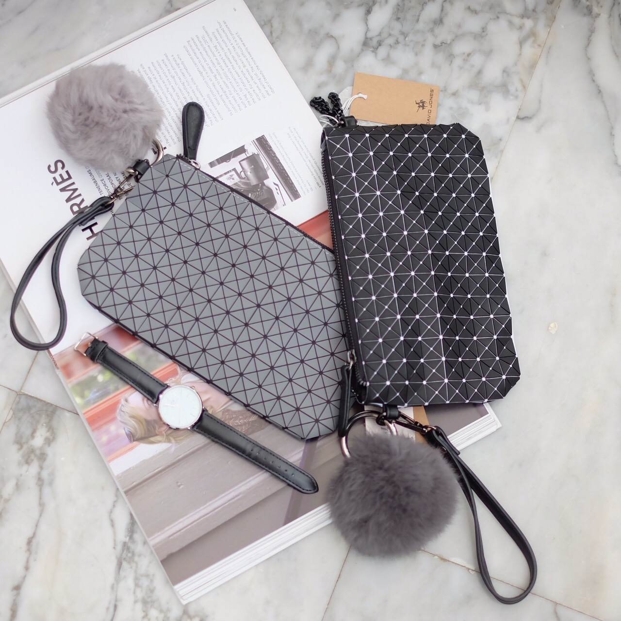 💥รุ่นขายดี สีเข้าเพิ่มค่า !!! เอาใจสาวๆ ที่ต้องการหากระเป๋าสะพายข้างใบเล็กๆเบาๆ สะพาย cross body สวย สะพายจบในใบเดียว แนะนำใบนี้เลยค่า อะไหล่ดำ เรียบหรูมากคะ จากแบรนด์ David Jones ตัวกระเป๋าสะพาย ปรับเก็บสายถือเป็น clutch bag ได้คะ มีสายคล้องข้อมื