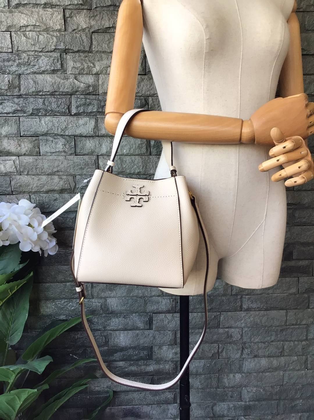 คอลเลคชั่นขายดี มากี่รอบๆ ก็หมดไวทุกรอบ!! TORY BURCH MCGRAW MINI BUCKET BAG กระเป๋าสะพาย และ ถือ คล้องแขน ทรงถัง สะพายได้ 2 ทรง ผลิตจากหนังแท้ หนังลูกวัว หนังนุ่ม หนังหอม น้ำหนักเบามากกก!! หนังลื่น นิ่มสวยมากๆ!! ด้านหน้าประดับโลโก้แบรนด์ ภายในโล่งกว้าง มี