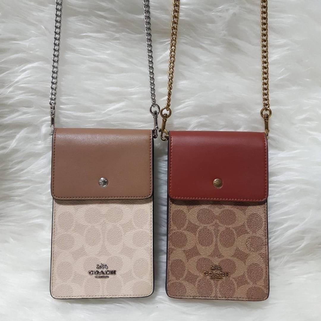 COACH PHONE CASE CROSSBODY BAG ((73486//76988//76357//39955//91046)) COACH NORTH/SOUTH CROSSBODY IN SIGNATURE CANVAS กระเป๋าใส่โทรศัพท์รุ่นนี้ มีความโดดเด่นทั้งดีไซน์และคุณสมบัติในการใช้งาน ด้วยลวดลายที่มีซิกเนเจอร์เป็นเอกลักษณ์แล้ว ด้านหลังยังมีช่องใส่กา