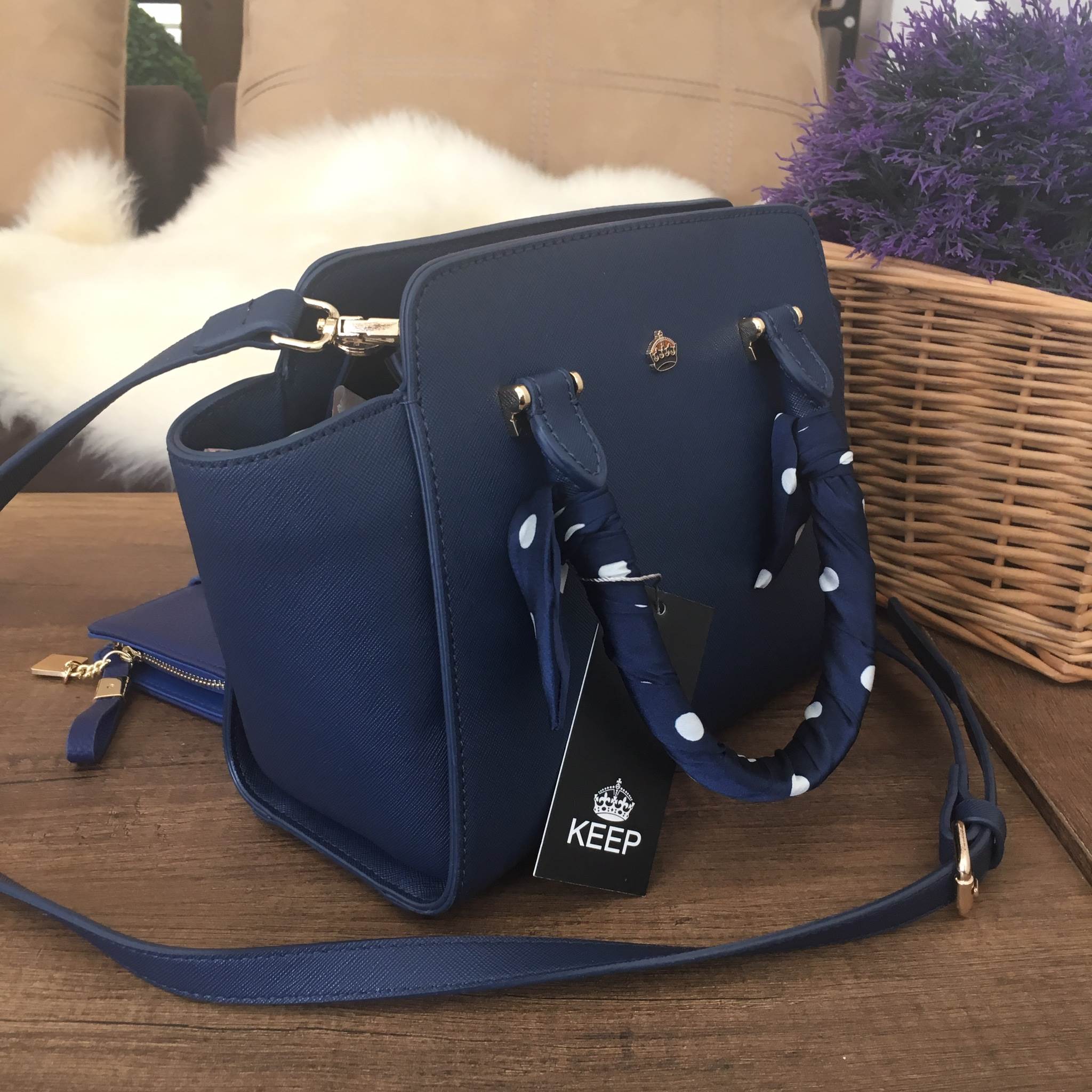 รุ่นใหม่ล่าสุด หนัง saffiano สวยมากๆค่า รุ่น KEEP Infinite office bag สวย น่ารัก ขนาดตอบทุกโจทย์การใช้งาน เห็นแล้ว หลงรักเลยคะ 🌲ตัวกระเป๋าขนาดกำลังดีหนังsaffiano ลายสวยที่สำคัญ ดูแลรักษาง่าย ประดับด้วยผ้าพันหูกระเป๋ารุ่นพิเศษ ทำให้กระเป๋าเก๋ ขึ้น 