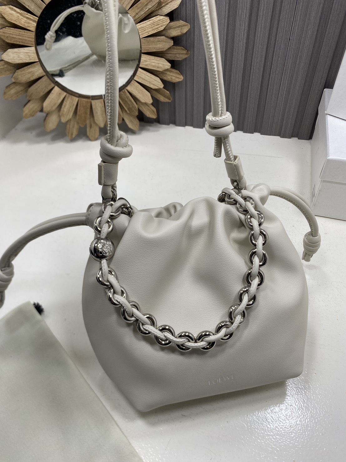 ORI หนังแท้ | LOEWE Mini Flamenco purse in mellow nappa leather / Loewe Bucket Bag กระเป๋าสะพายทรงบัคเก็ตไซส์มินิ หนังเรียบสวยหรู เรียบง่าย หนังแท้ผิวสัมผัสนุ่มมือ น้ำหนักเบาและนุ่มสบาย ดีไซน์จับจีบ เชือกผูกแบบปมโบราณ และสายโซ่รูปโดนัท