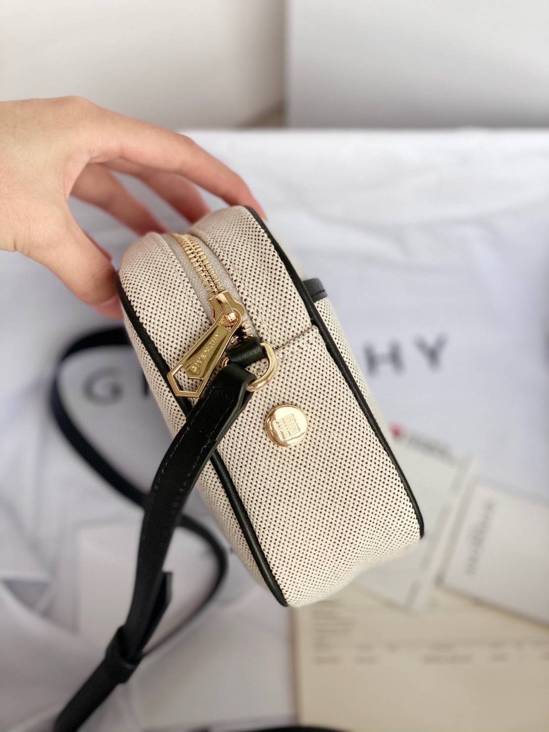 พรีเมี่ยมกิ๊ฟแท้ 100% 】พร้อมส่งที่ไทย ที่นี่ที่เดียว VIP gift Givenchy Bond solo bag หนังแท้ (black,red)