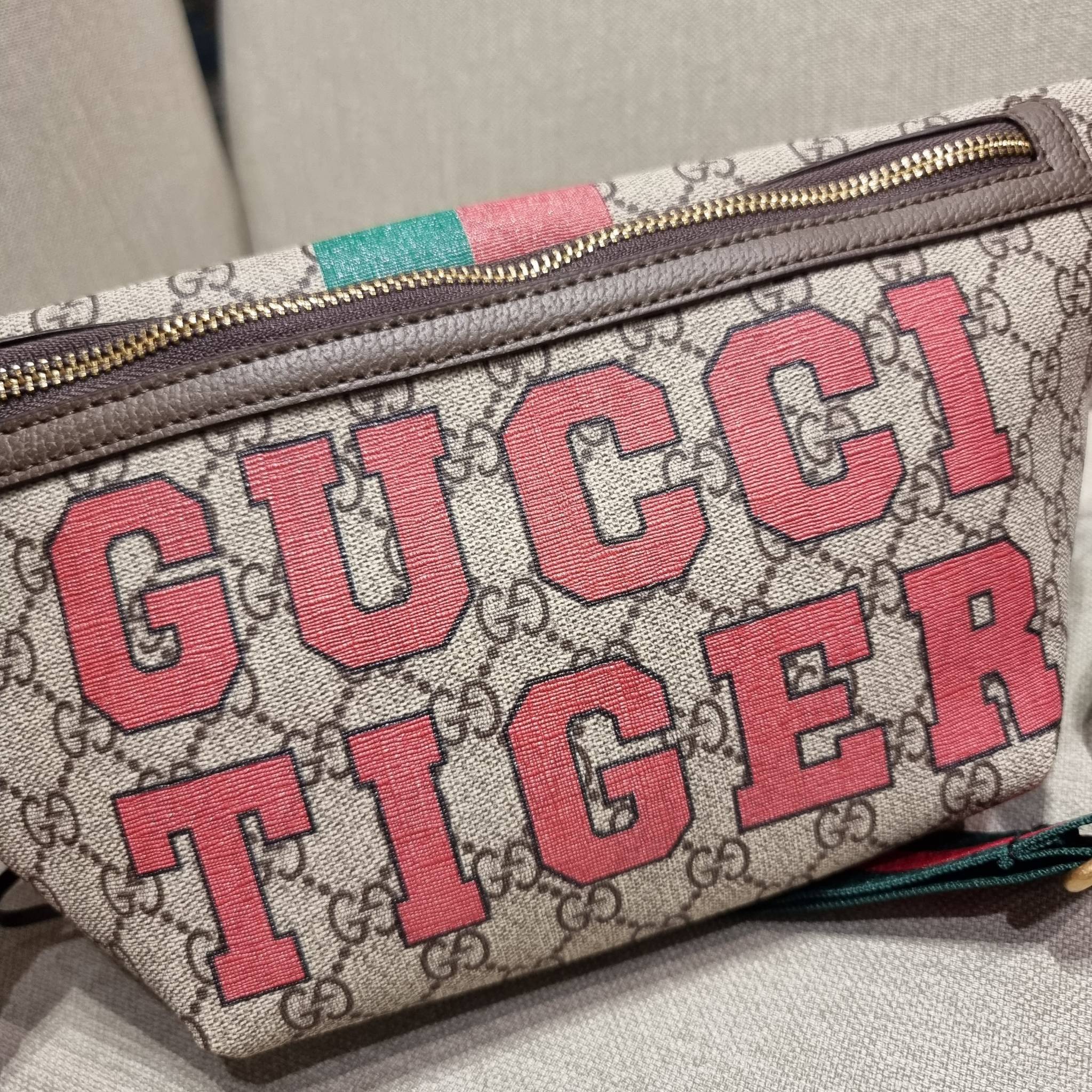 GUCCI BELT BAG ไอเท็มที่หนุ่มๆเรียกร้อง GC waist bag กระเป๋าคาดอก/คาดเอว คอลเลคชั่นฉลองปีเสือ โดดเด่นด้วยลายพรินท์จัมโบ้ ไม่เหมือนใคร วัสดุหนังแคนวาส เปิด-ปิดด้วยซิป ภายในแบ่งสัดส่วน มีช่องซิป และช่องย่อยให้อีก สายสะพายปรับได้ สายสปอร์ต สายแคมป์ปิ้ง หรือจ